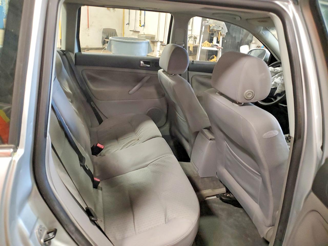 2004 Volkswagen Passat Gls Silver vin: WVWVD63B44E296238