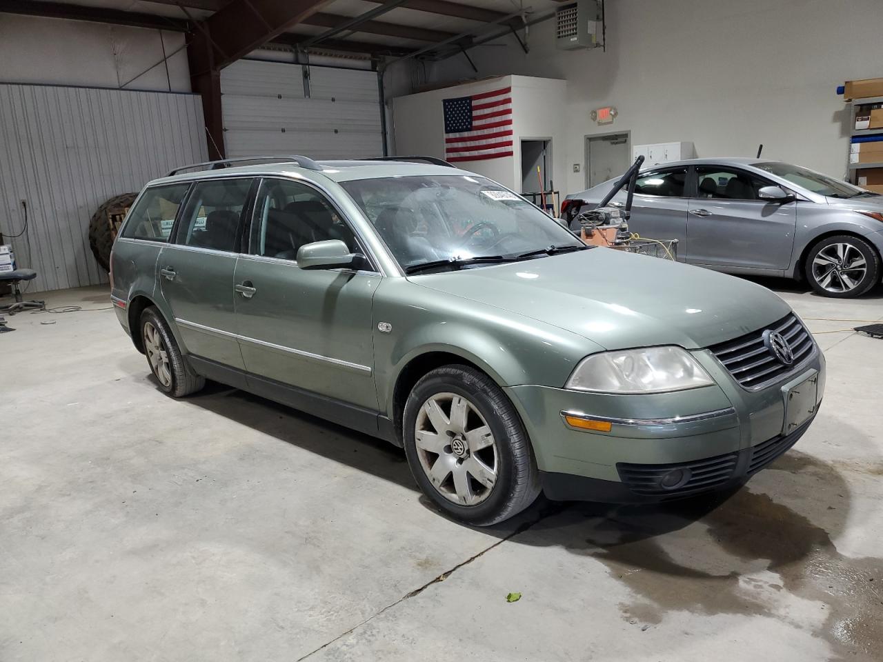 2002 Volkswagen Passat Glx Green vin: WVWWH63BX2E370090