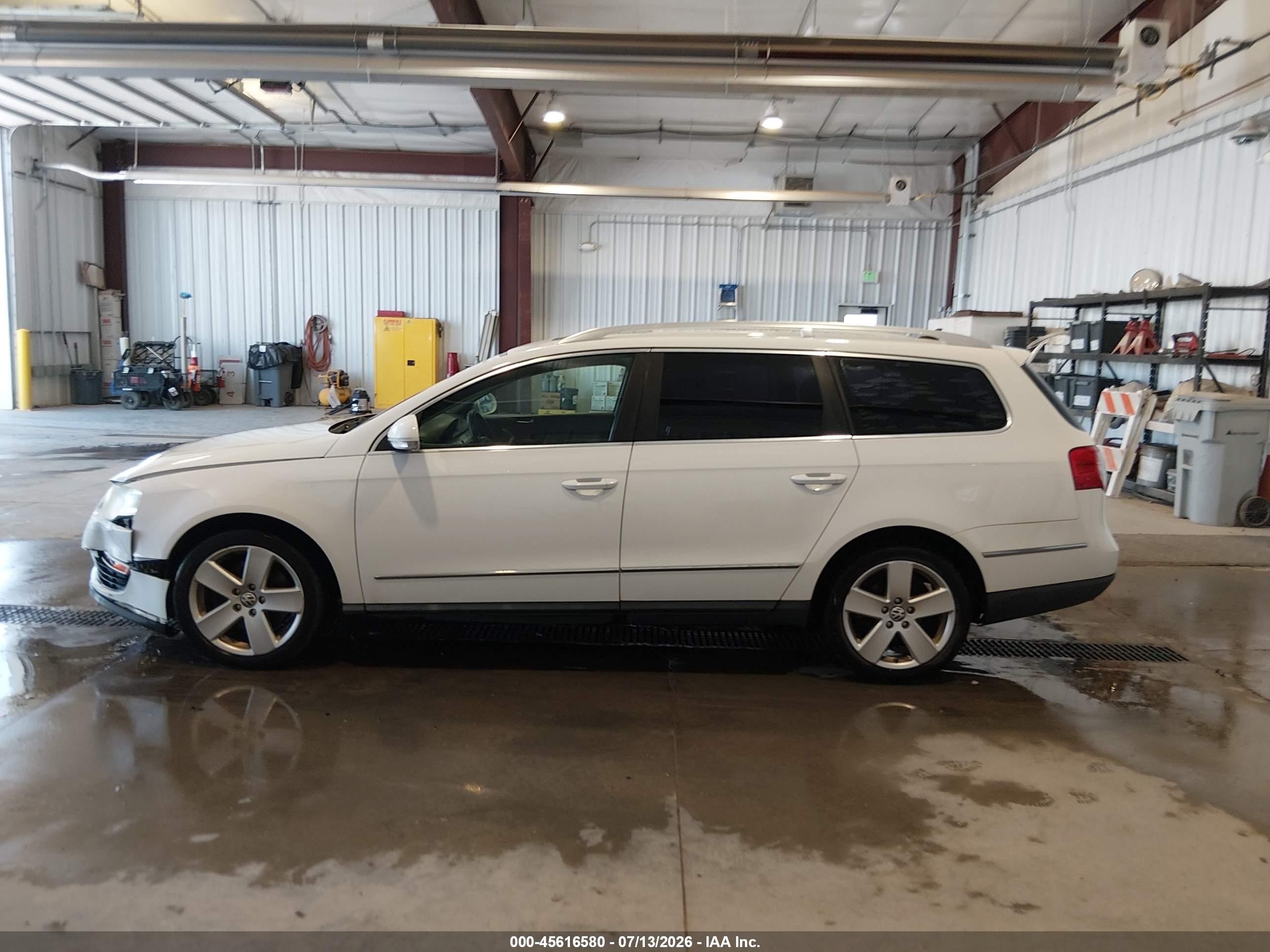 2009 Volkswagen Passat Komfort Белый vin: WVWXK73C59E008358