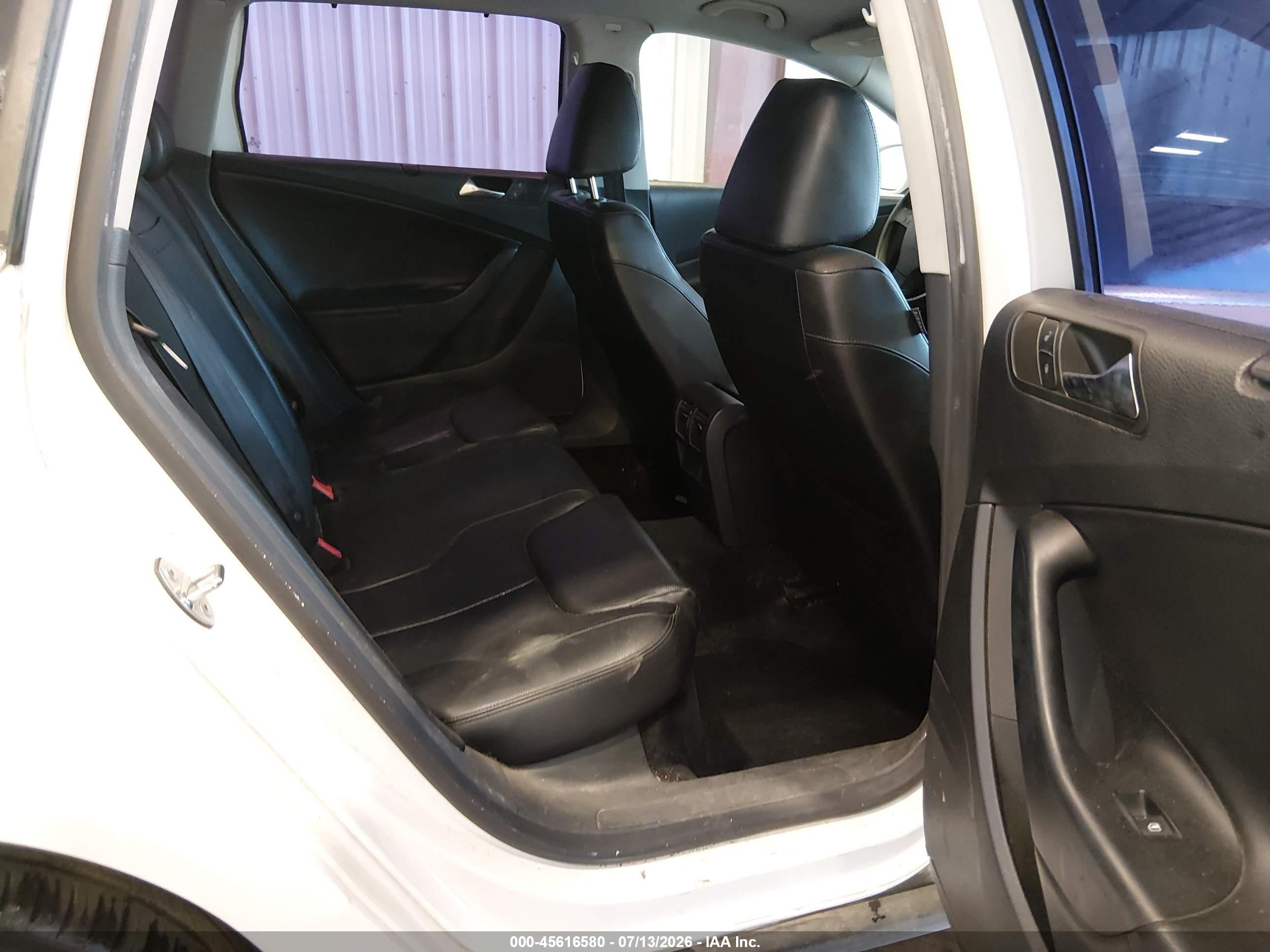 2009 Volkswagen Passat Komfort Белый vin: WVWXK73C59E008358