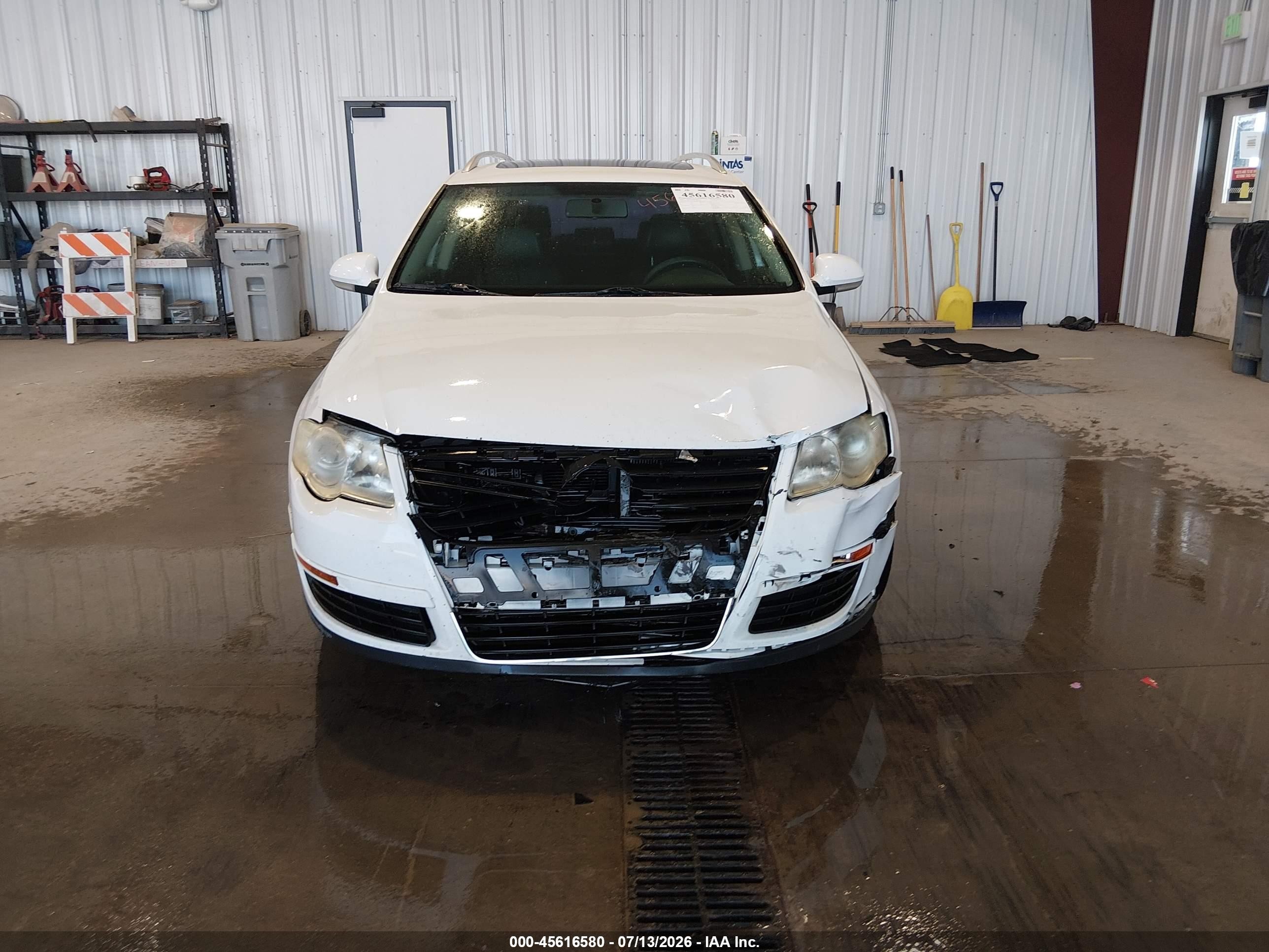 2009 Volkswagen Passat Komfort Белый vin: WVWXK73C59E008358