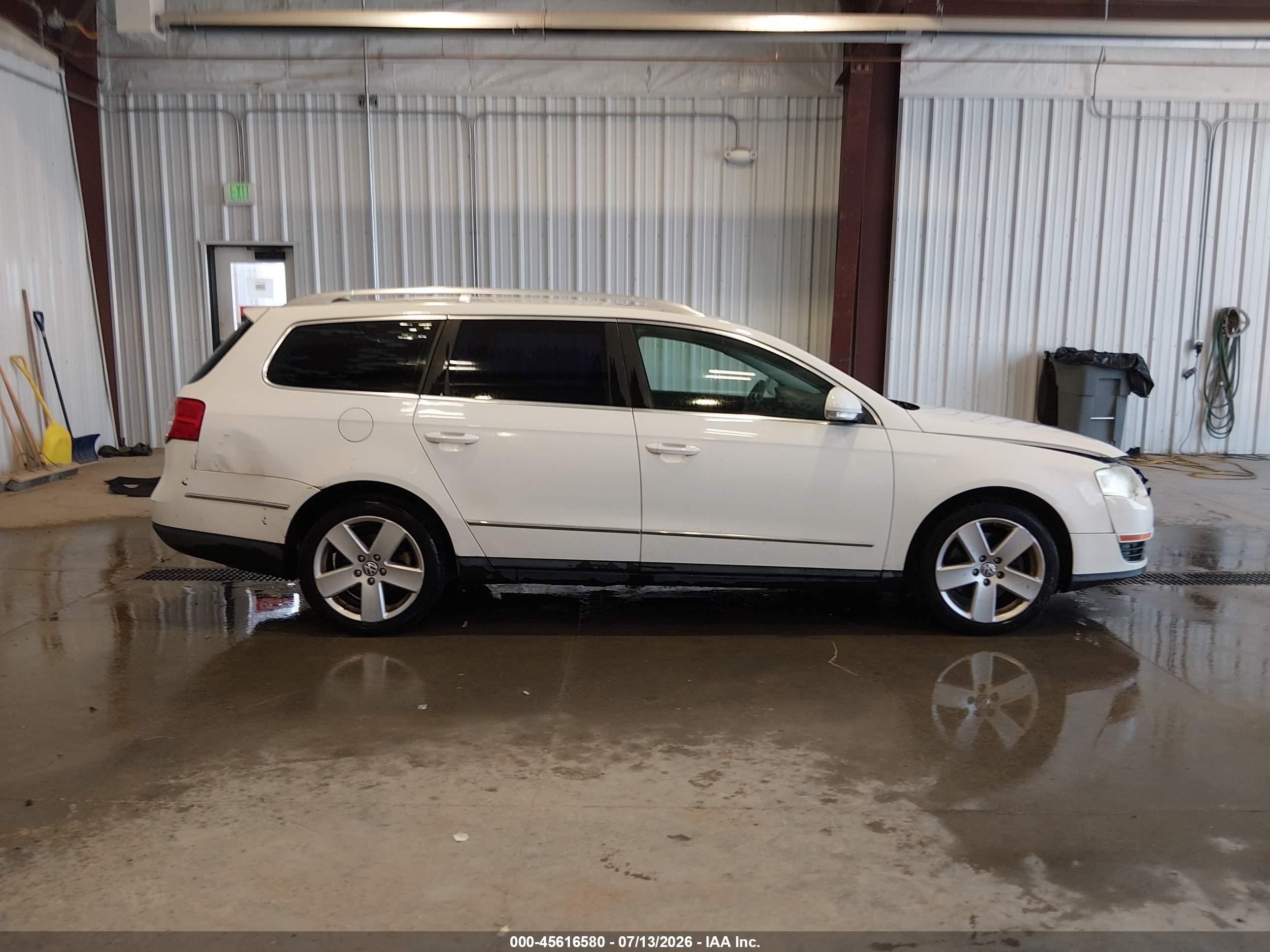 2009 Volkswagen Passat Komfort Белый vin: WVWXK73C59E008358
