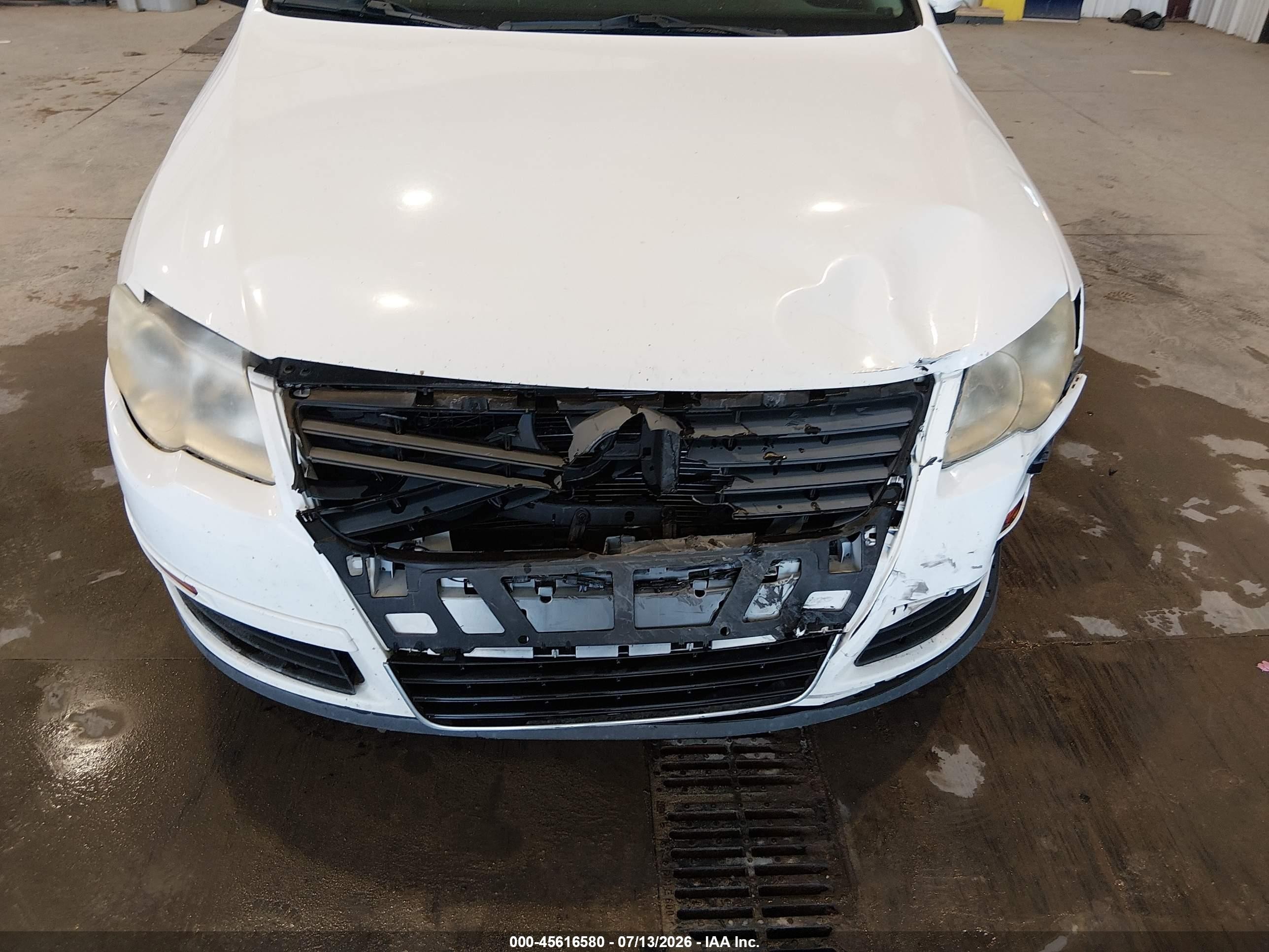 2009 Volkswagen Passat Komfort Белый vin: WVWXK73C59E008358