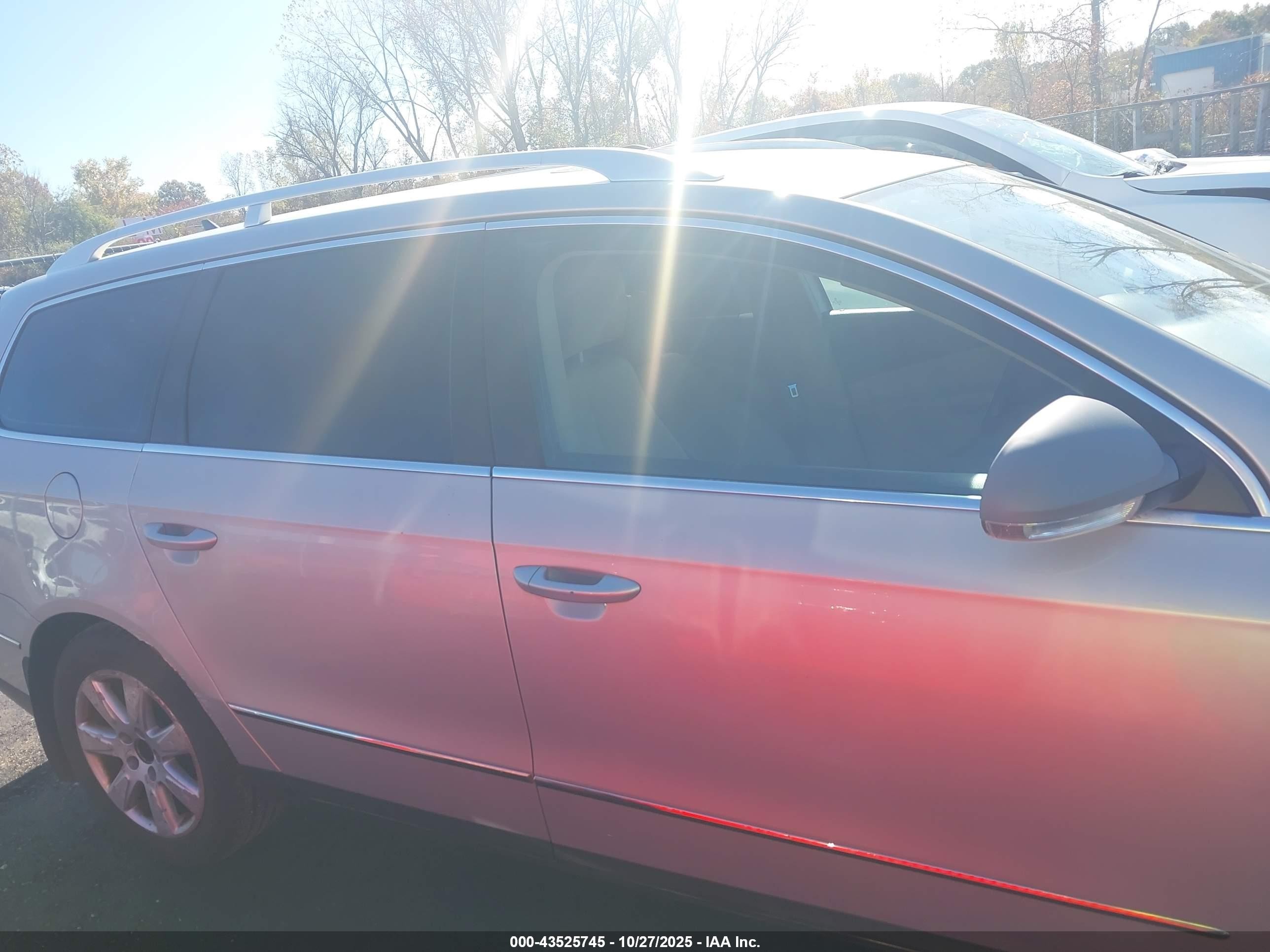 2009 Volkswagen Passat Komfort Silver vin: WVWXK73C89E001369