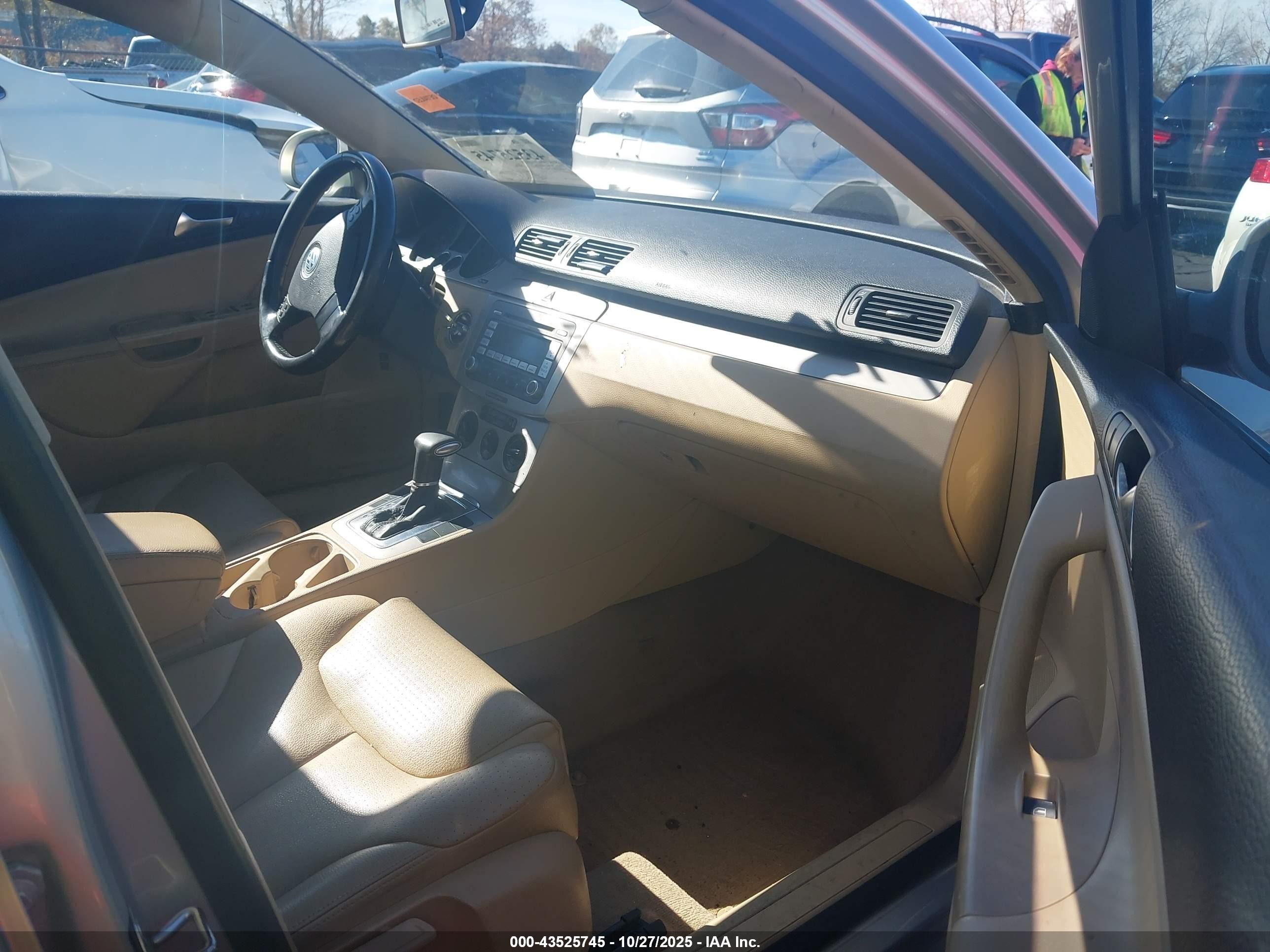 2009 Volkswagen Passat Komfort Silver vin: WVWXK73C89E001369