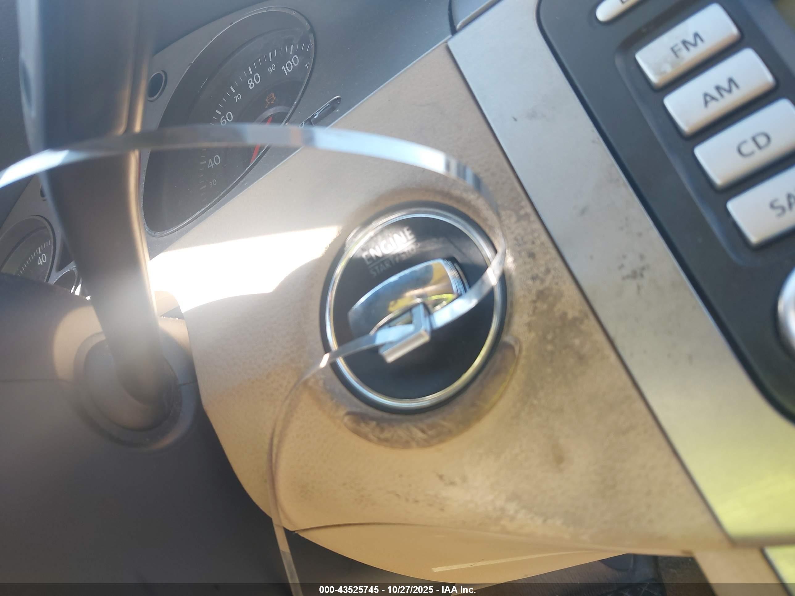 2009 Volkswagen Passat Komfort Silver vin: WVWXK73C89E001369