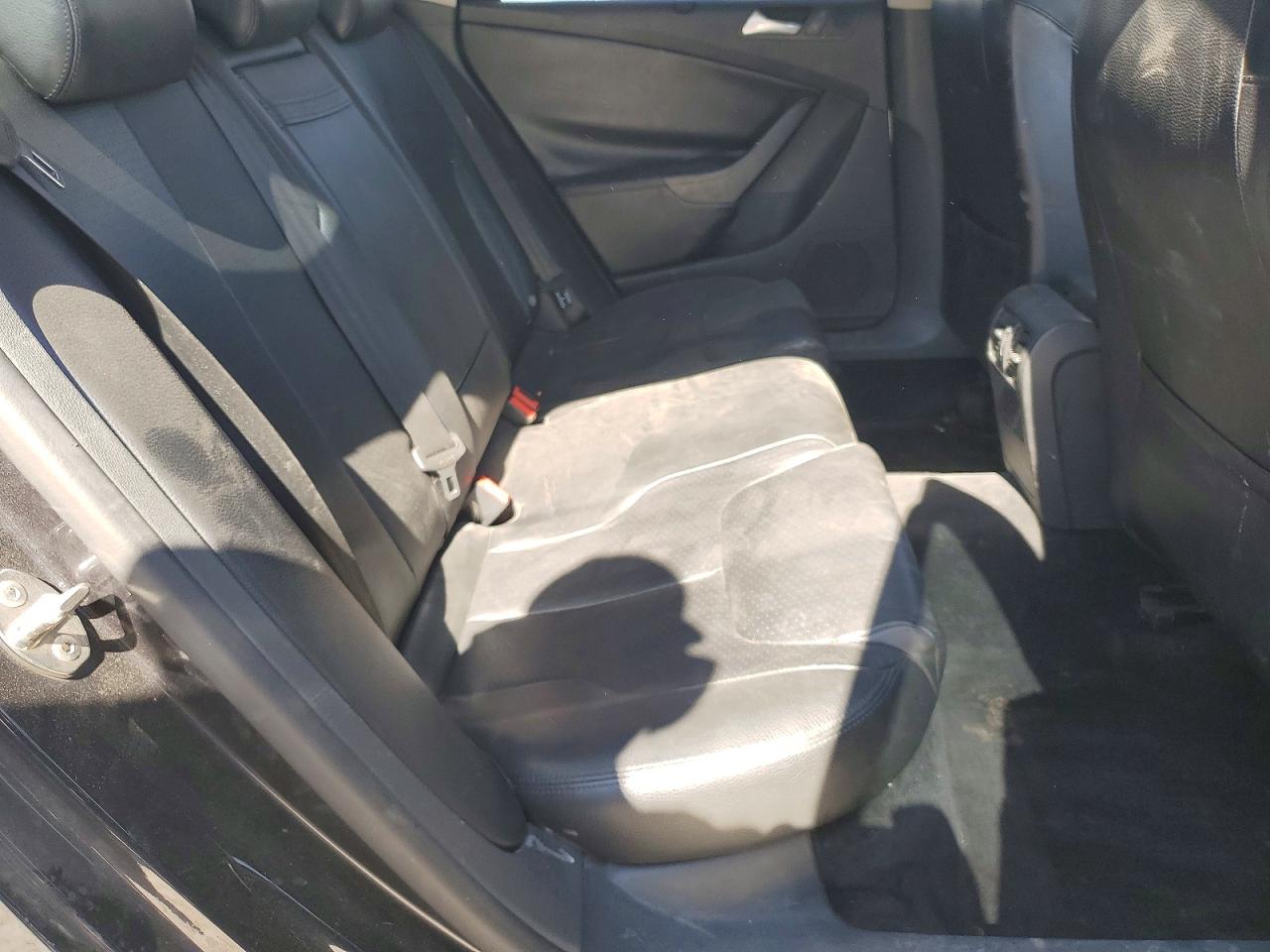 2010 Volkswagen Passat Komfort Black vin: WVWXK7AN0AE003285