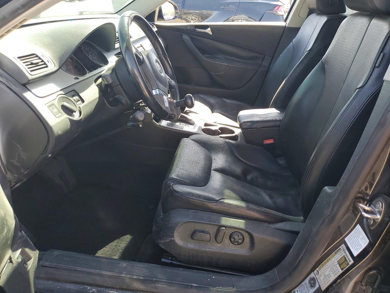 2010 Volkswagen Passat Komfort Black vin: WVWXK7AN0AE003285