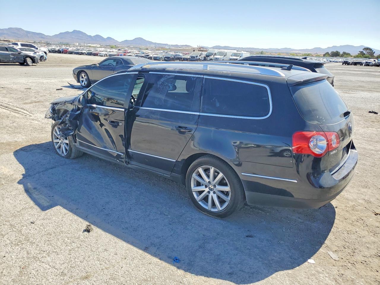 2010 Volkswagen Passat Komfort Black vin: WVWXK7AN0AE003285