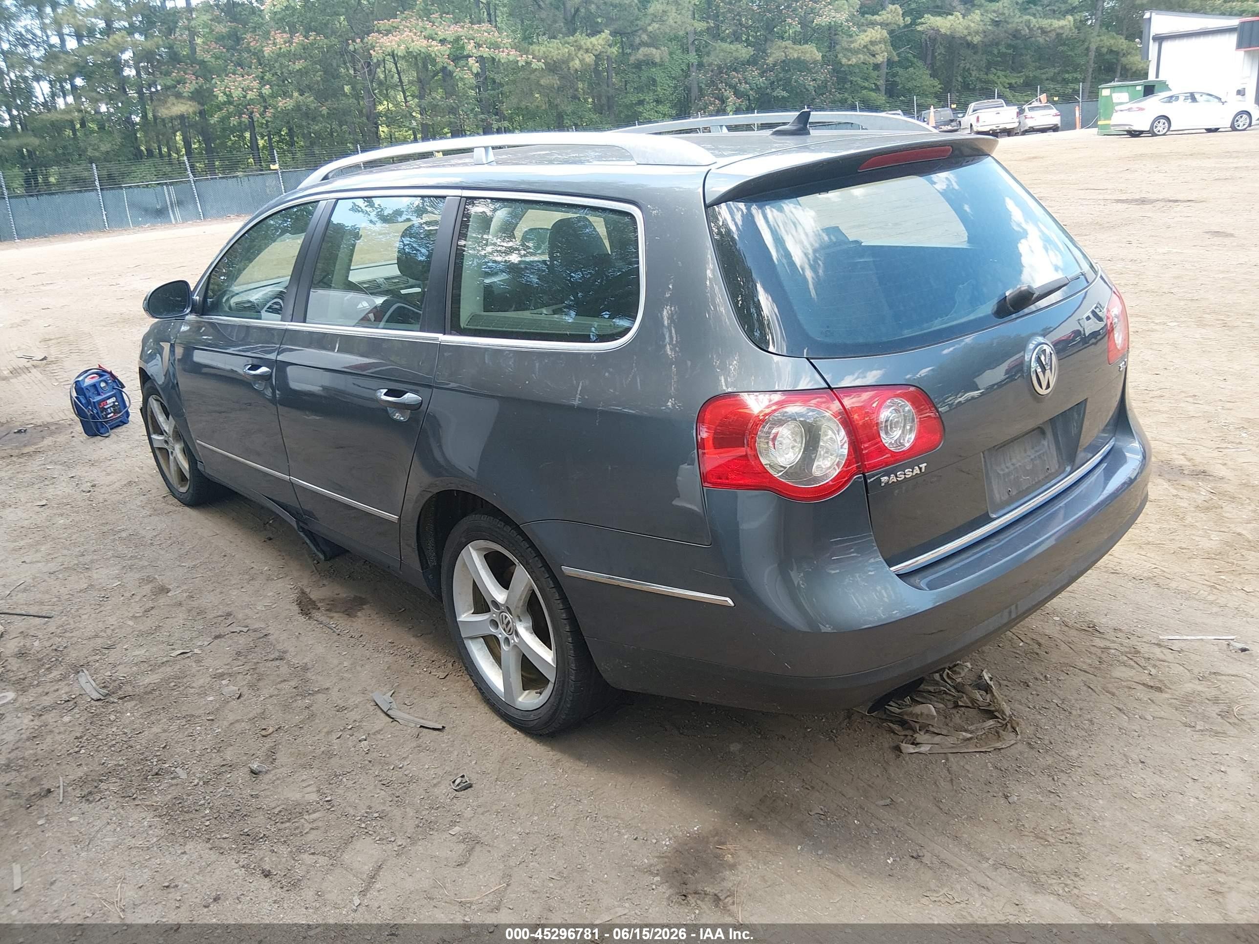 2010 Volkswagen Passat Komfort Gray vin: WVWXK7AN0AE055659