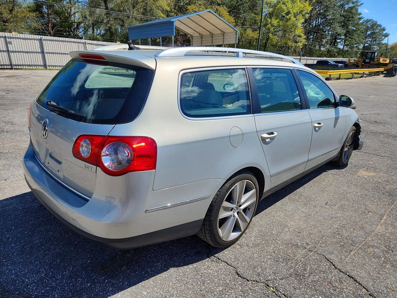 2010 Volkswagen Passat Komfort Silver vin: WVWXK7AN0AE083025