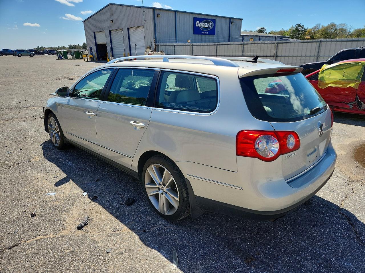 2010 Volkswagen Passat Komfort Silver vin: WVWXK7AN0AE083025
