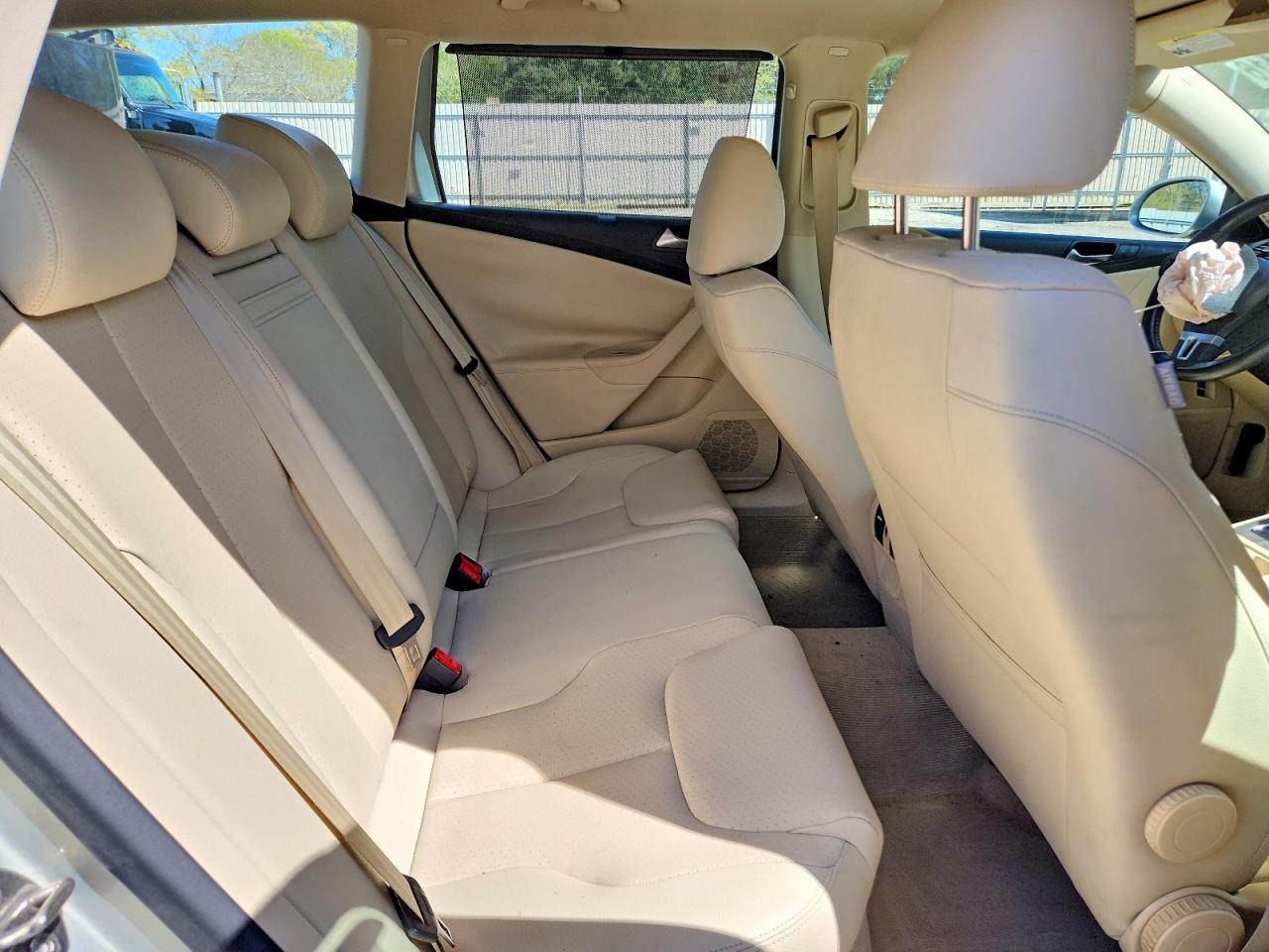2010 Volkswagen Passat Komfort Silver vin: WVWXK7AN0AE083025
