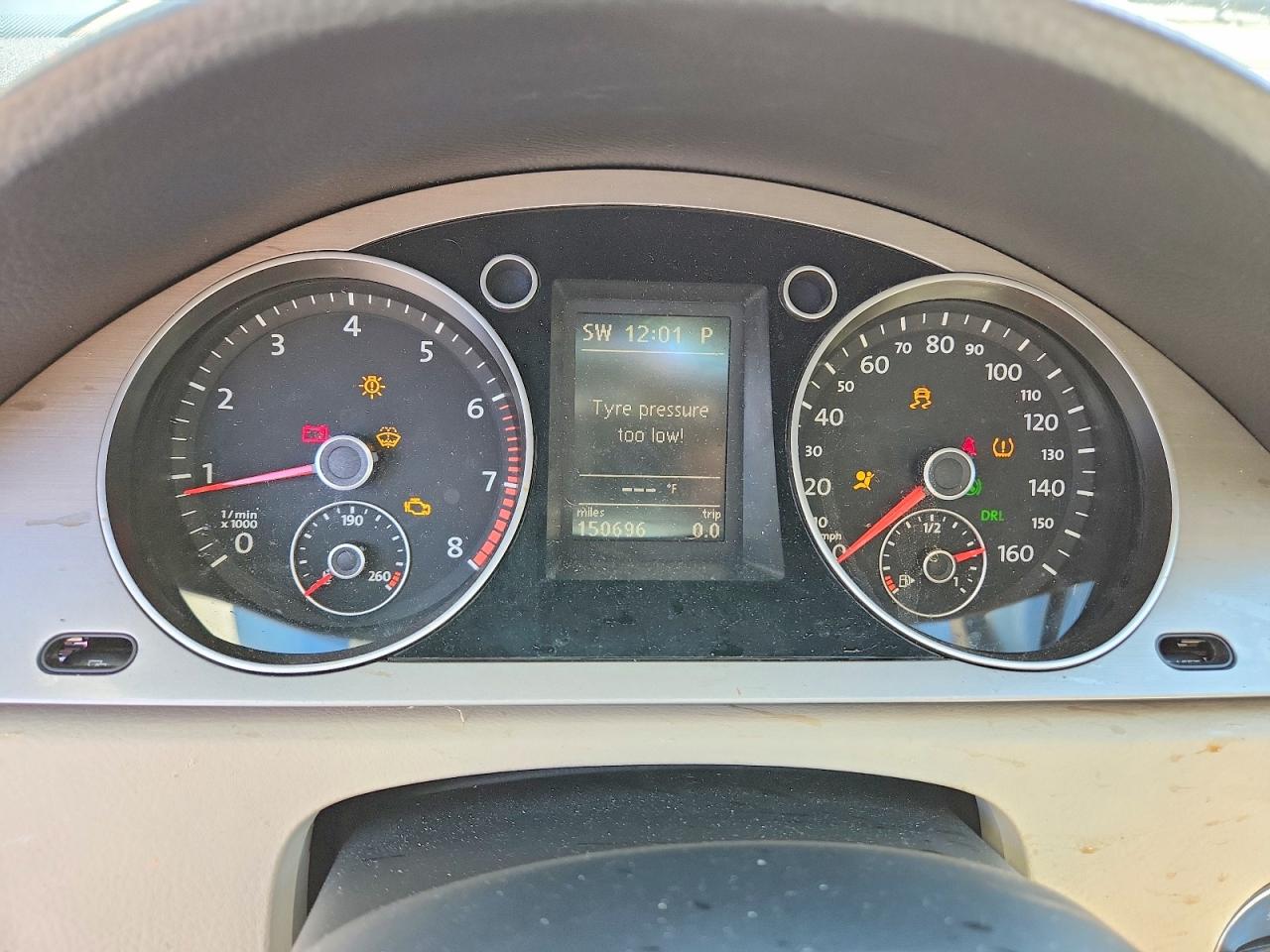 2010 Volkswagen Passat Komfort Silver vin: WVWXK7AN0AE083025