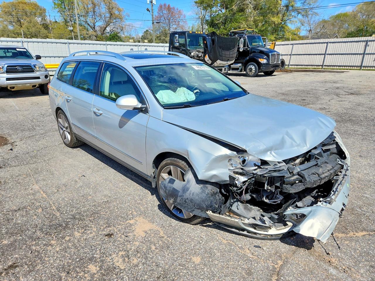 2010 Volkswagen Passat Komfort Silver vin: WVWXK7AN0AE083025