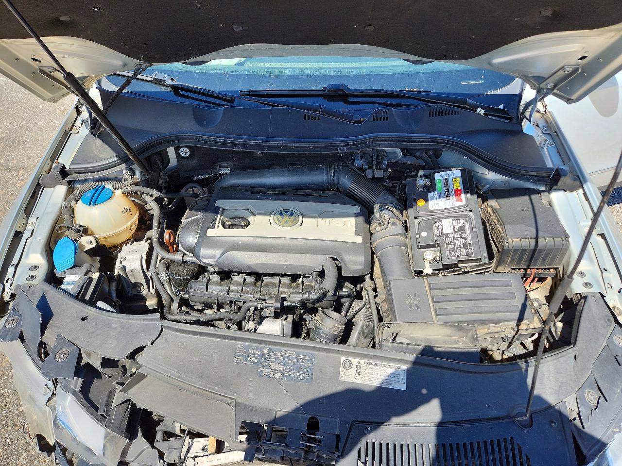2010 Volkswagen Passat Komfort Silver vin: WVWXK7AN0AE083025