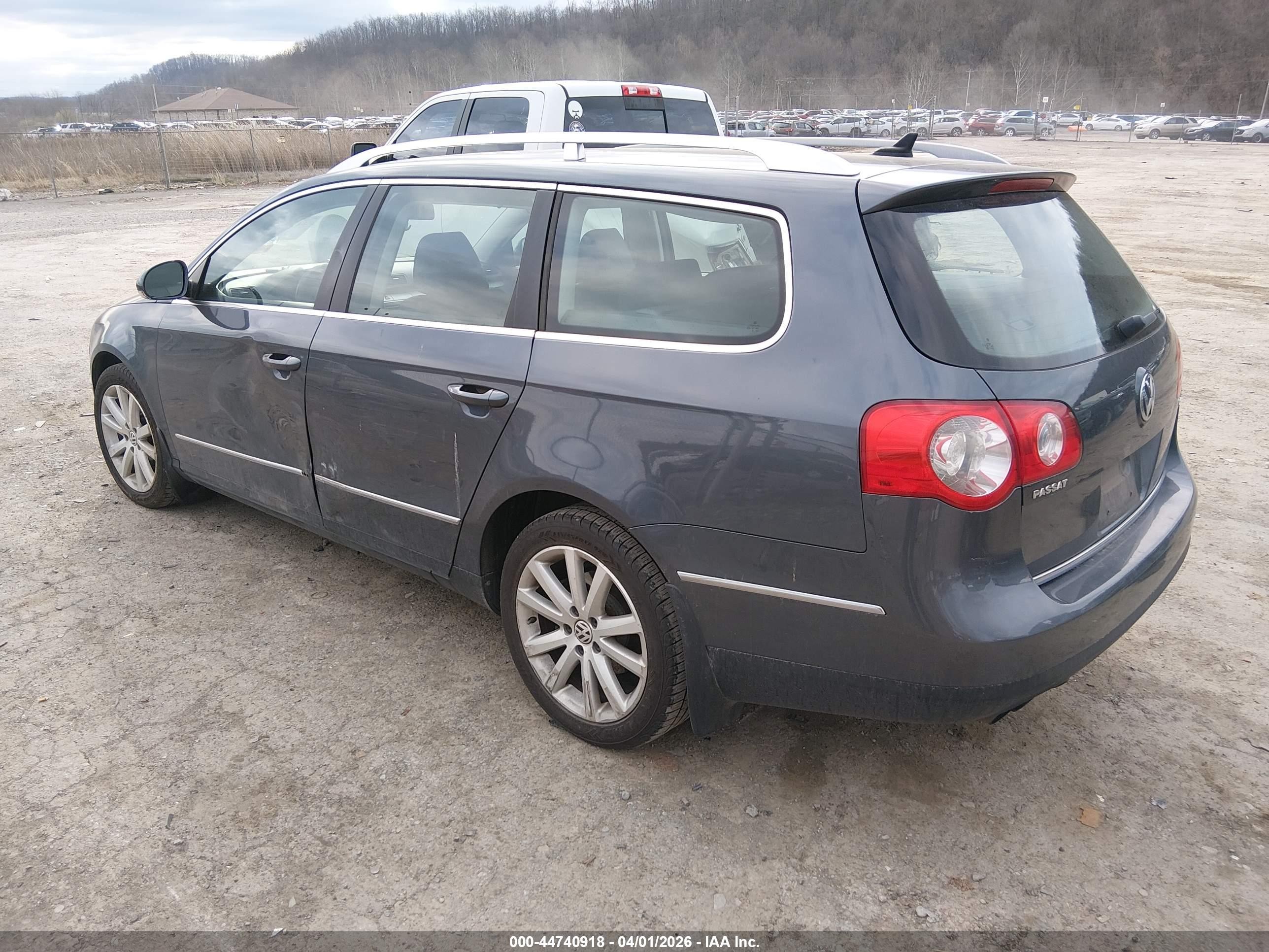 2010 Volkswagen Passat Komfort Gray vin: WVWXK7AN0AE160802