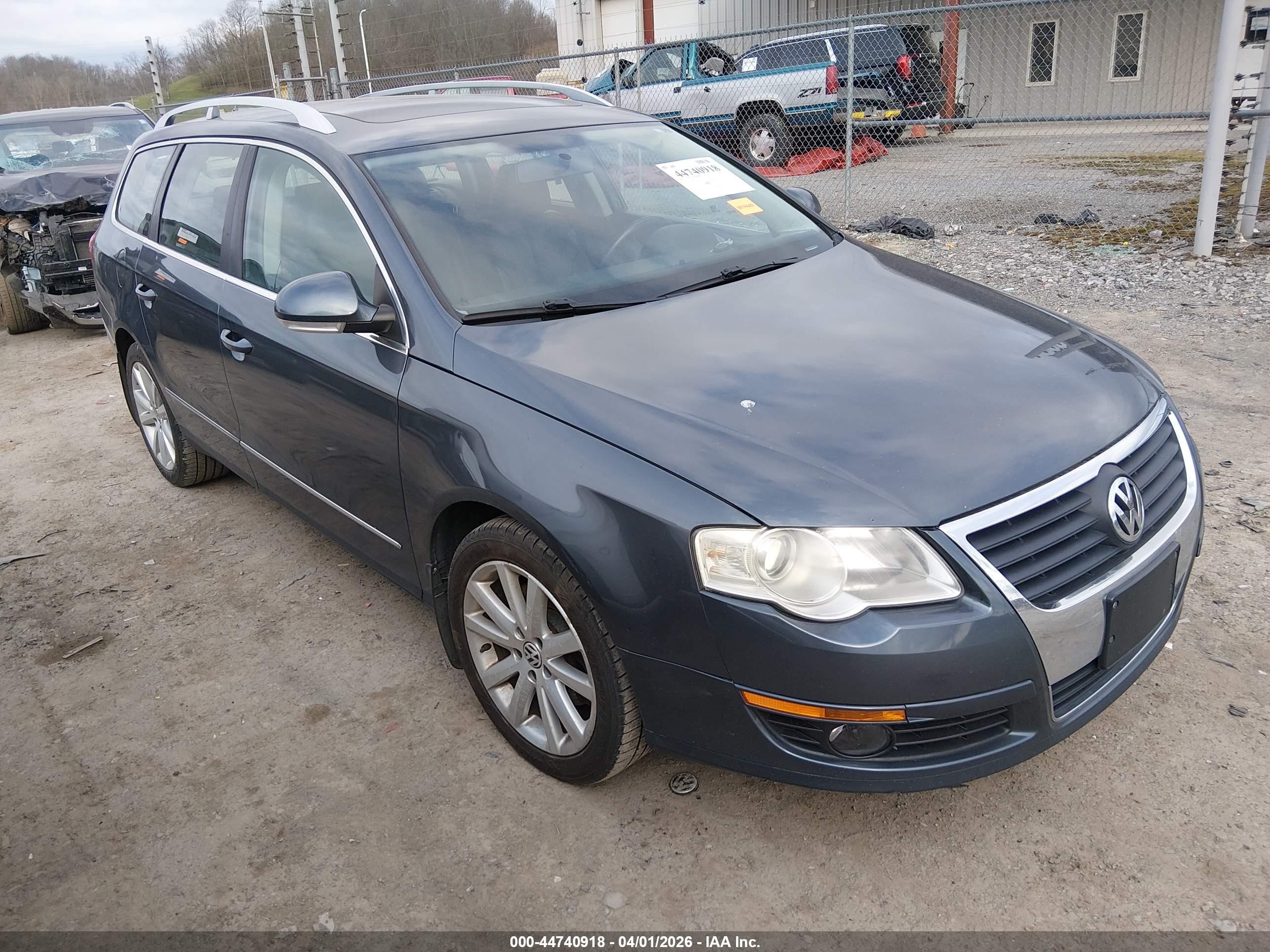 2010 Volkswagen Passat Komfort Gray vin: WVWXK7AN0AE160802