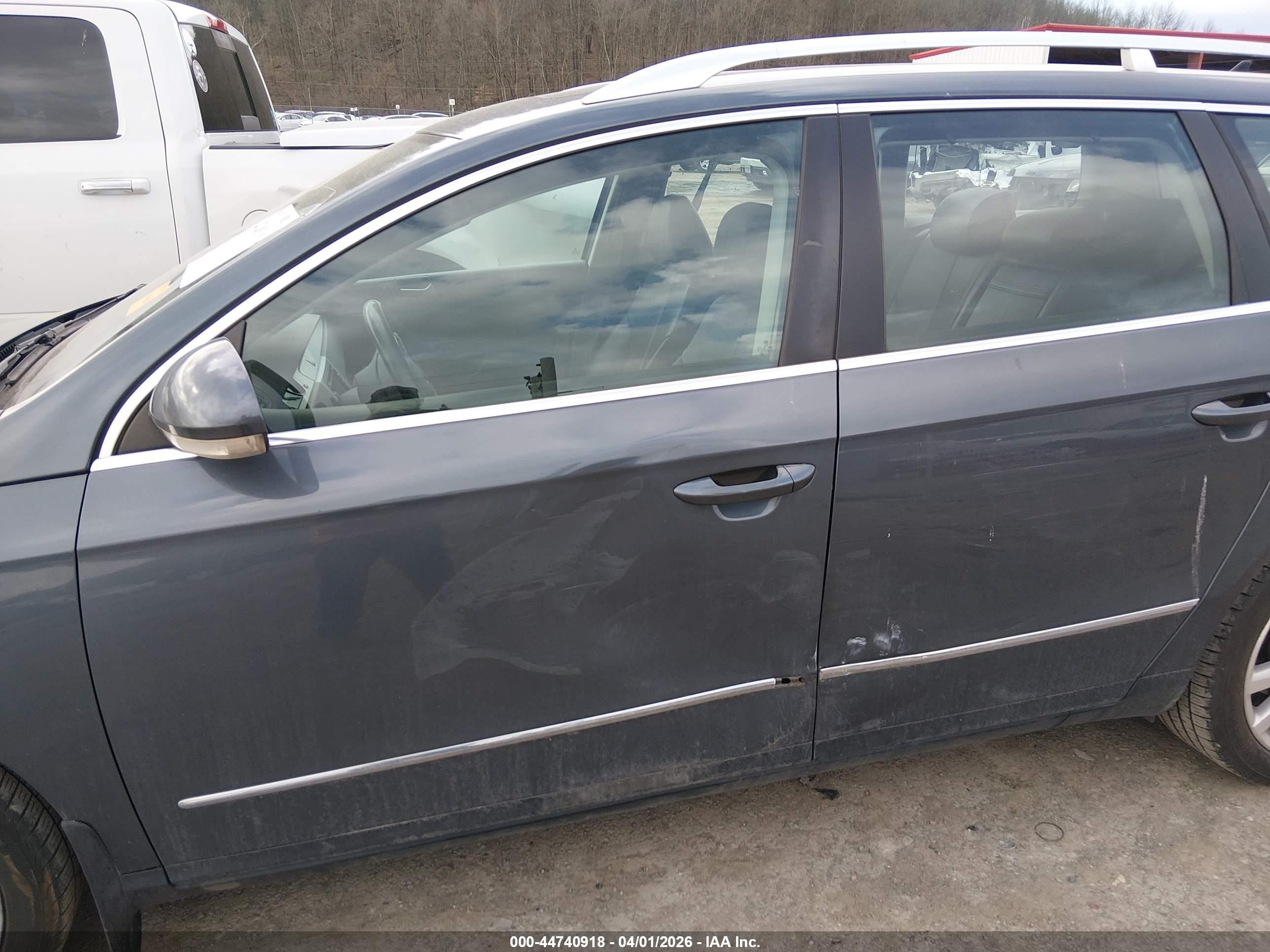 2010 Volkswagen Passat Komfort Gray vin: WVWXK7AN0AE160802