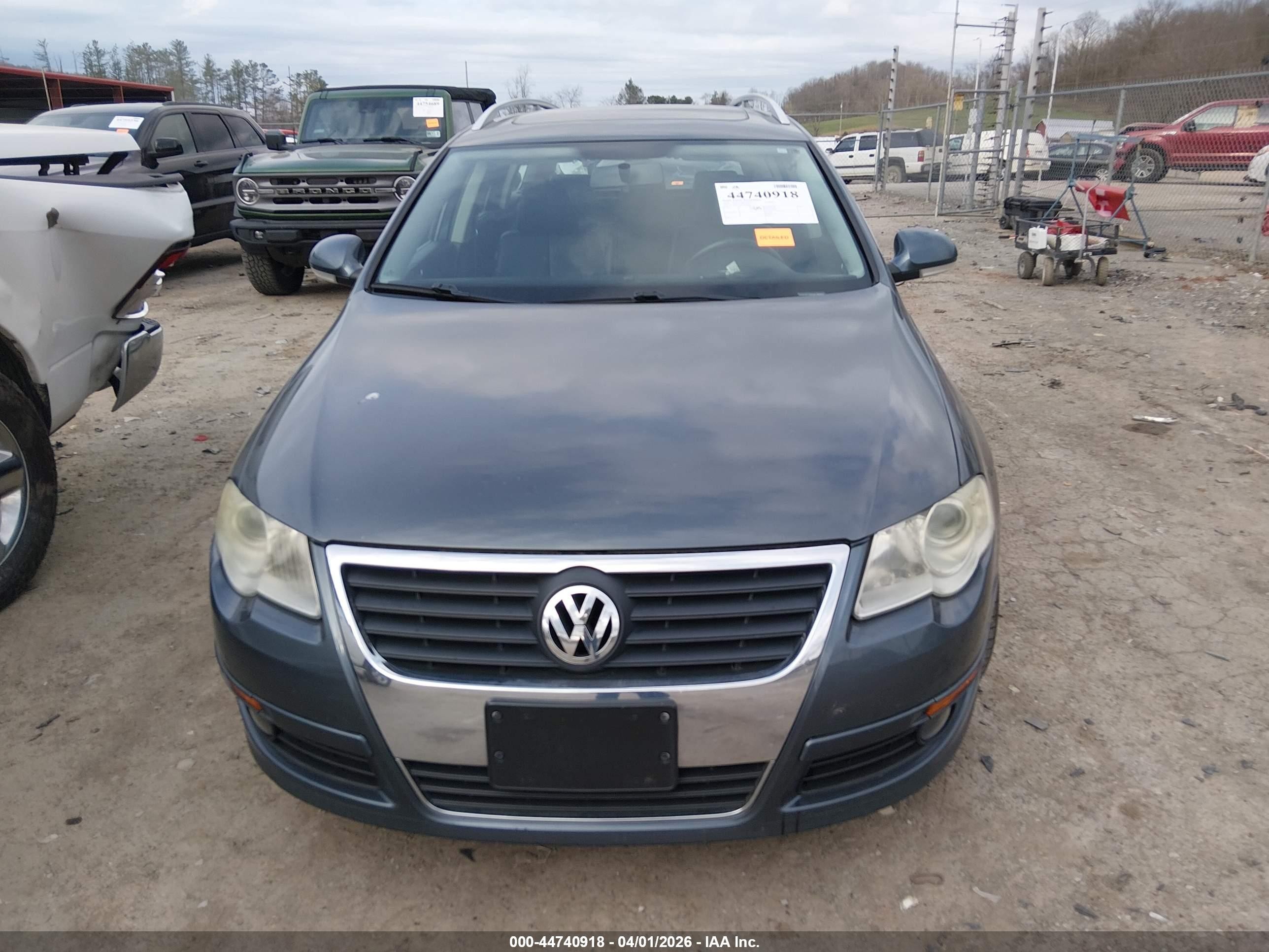 2010 Volkswagen Passat Komfort Gray vin: WVWXK7AN0AE160802