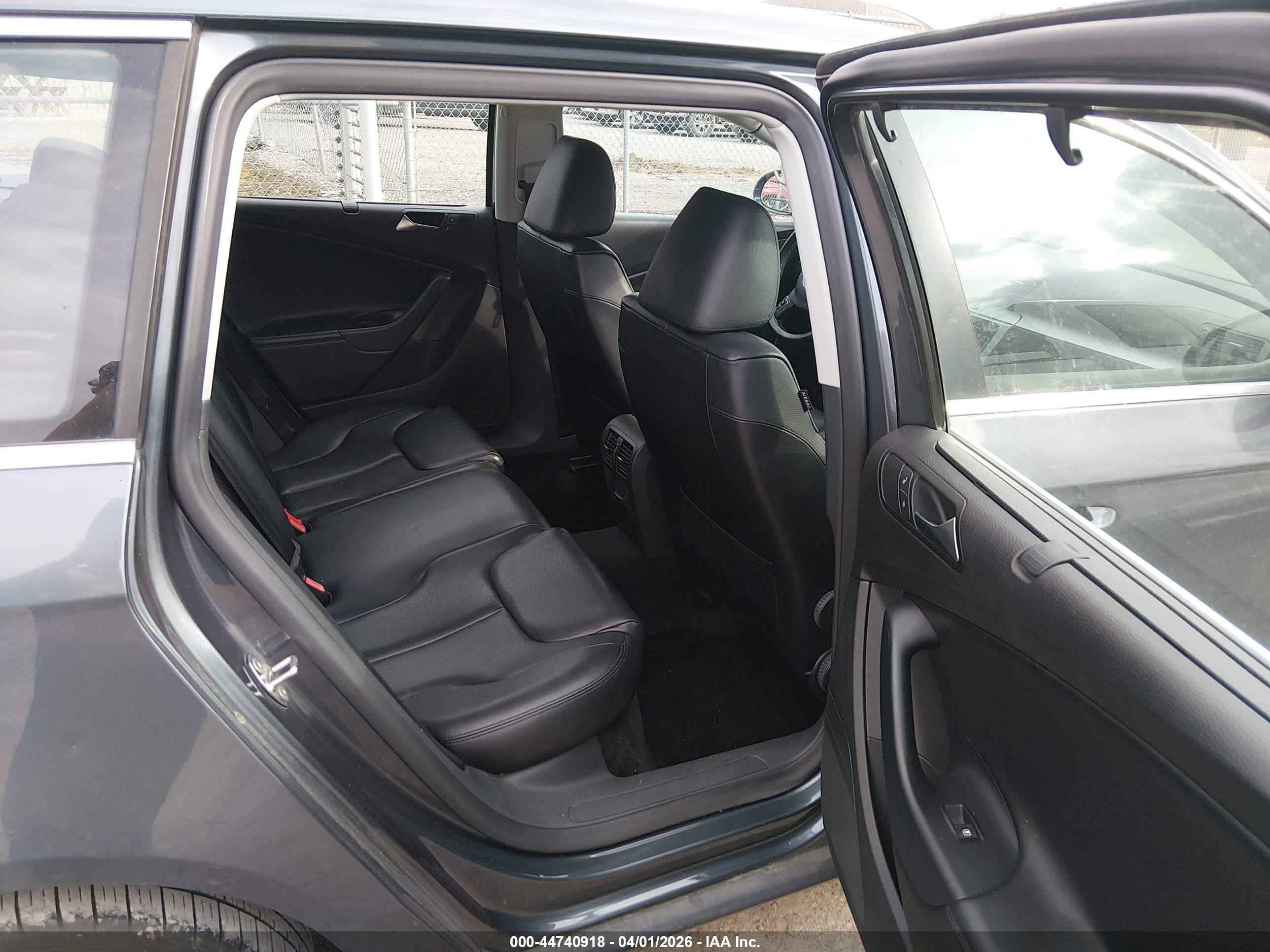 2010 Volkswagen Passat Komfort Gray vin: WVWXK7AN0AE160802