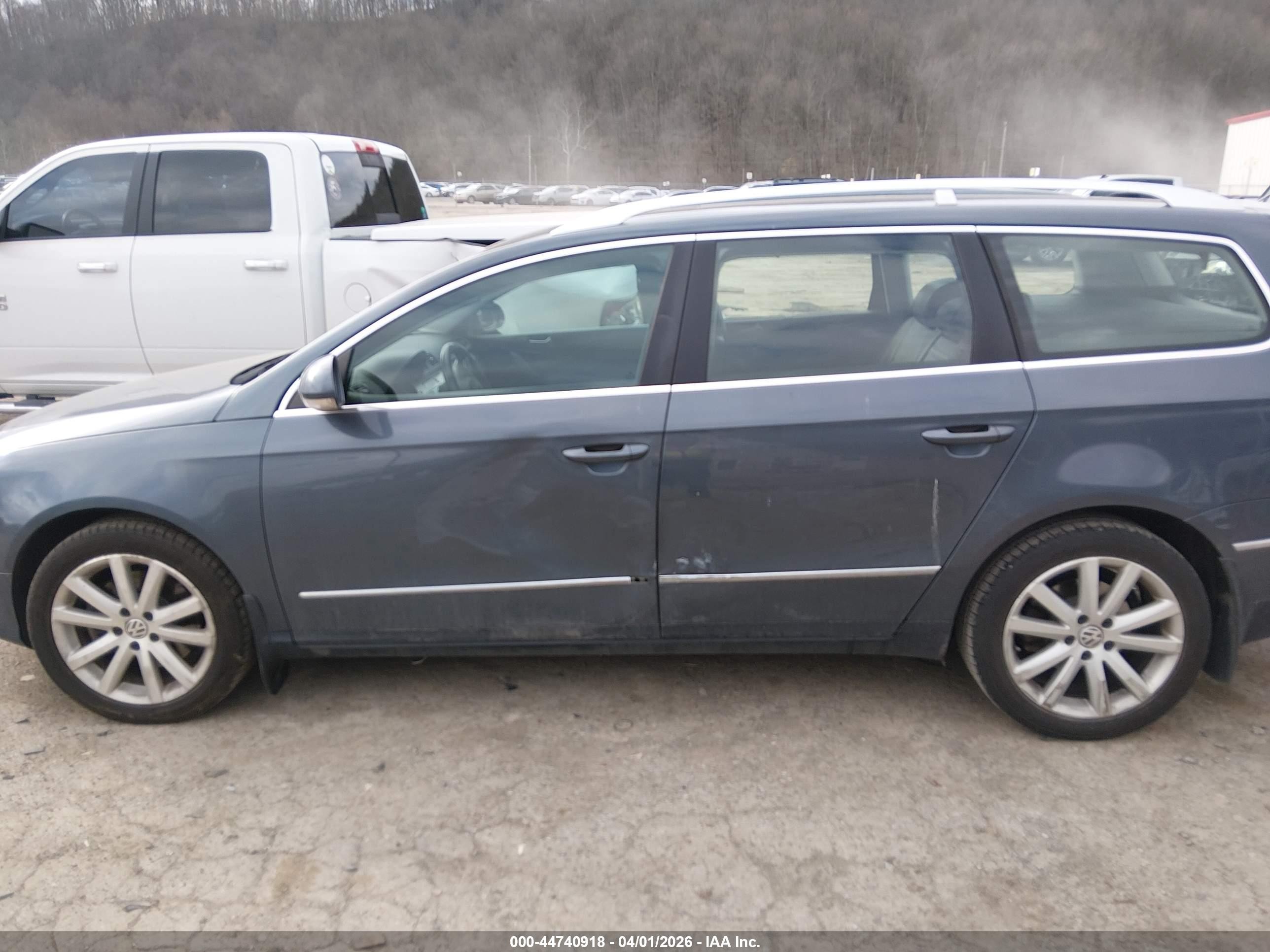 2010 Volkswagen Passat Komfort Gray vin: WVWXK7AN0AE160802