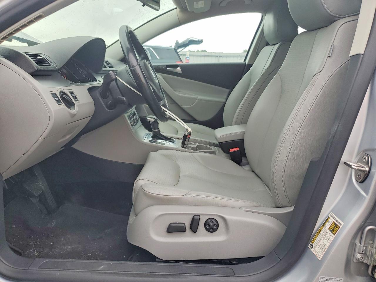 2010 Volkswagen Passat Komfort Silver vin: WVWXK7AN2AE148425