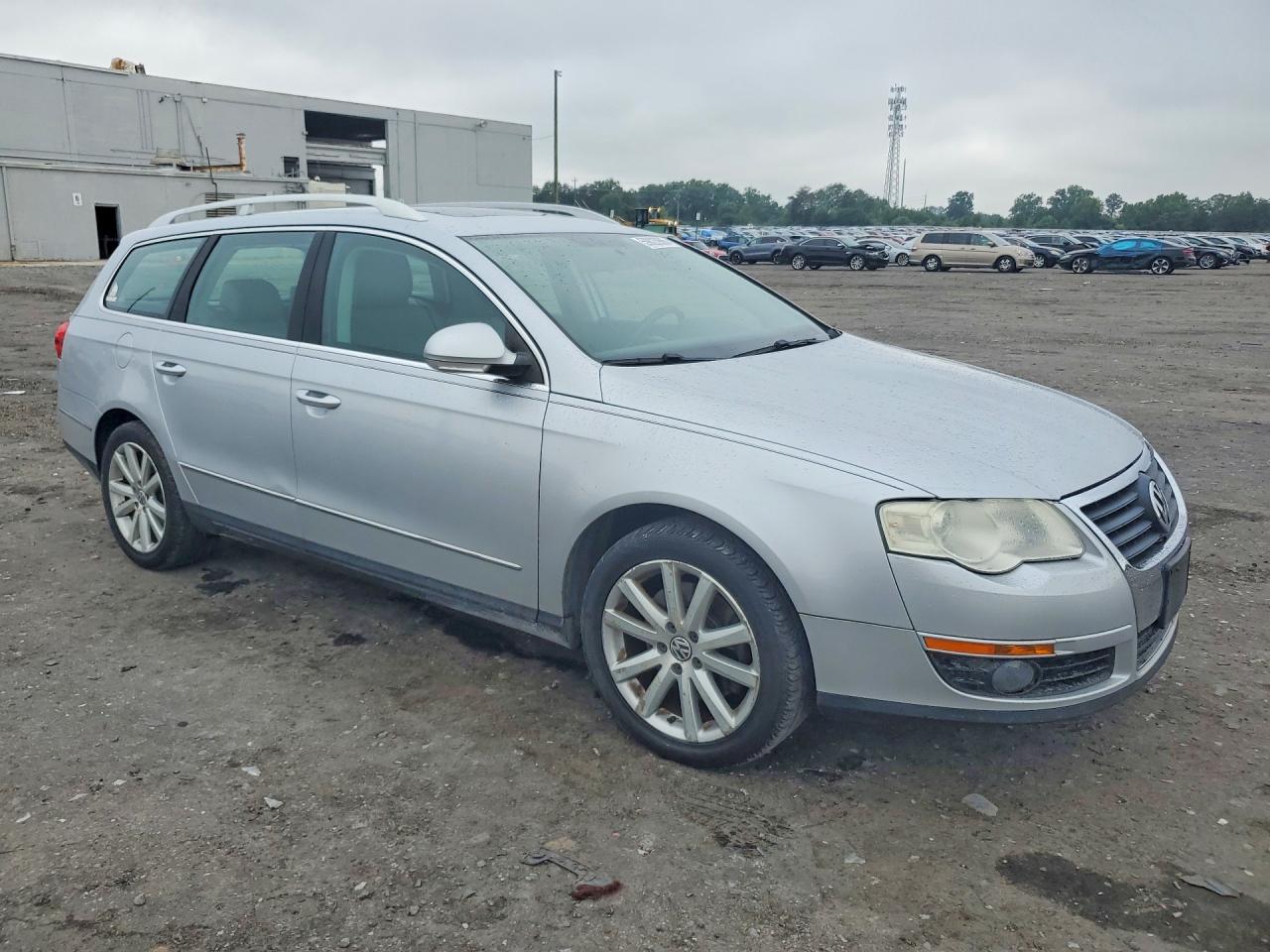 2010 Volkswagen Passat Komfort Silver vin: WVWXK7AN2AE148425