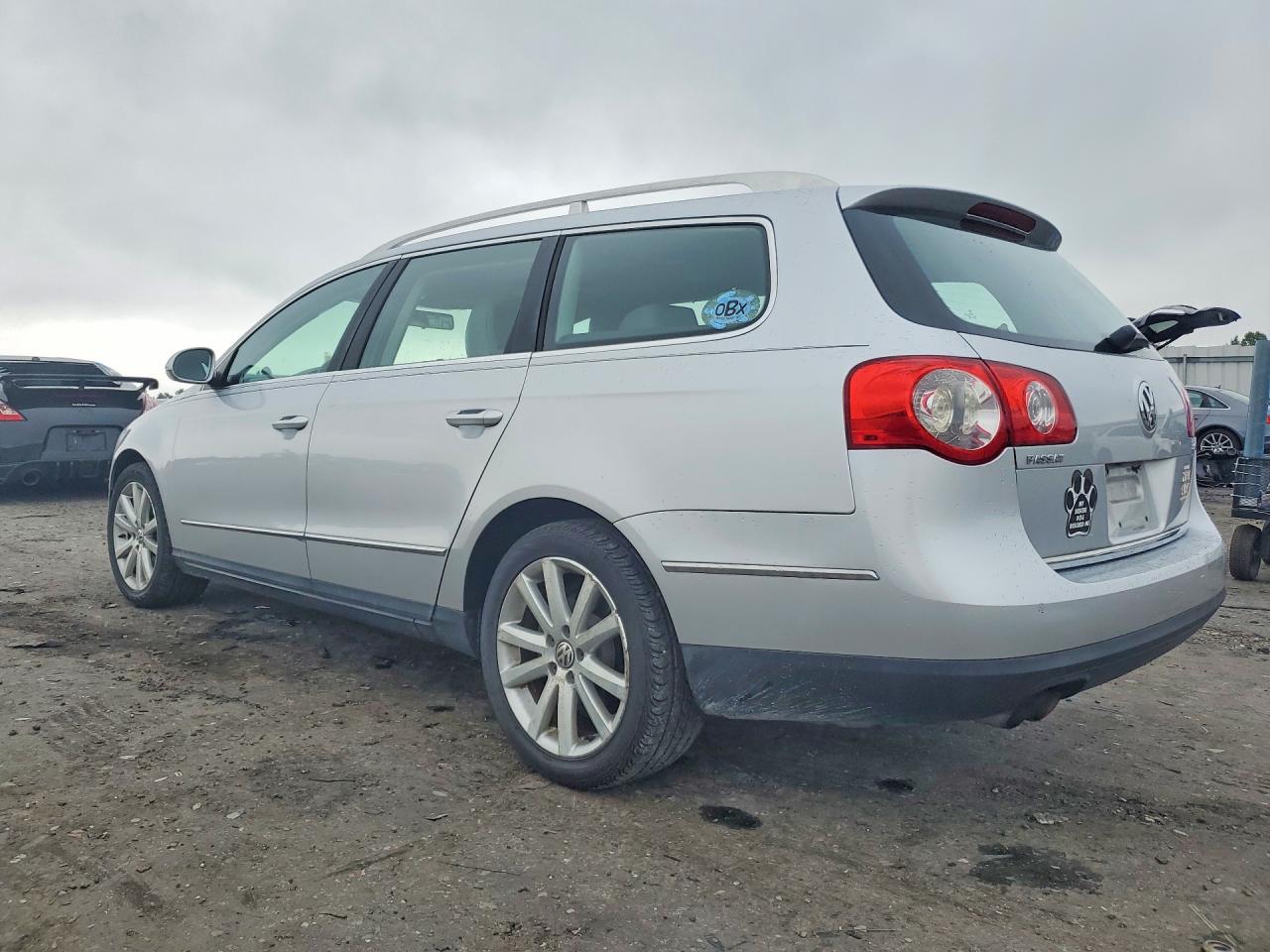 2010 Volkswagen Passat Komfort Silver vin: WVWXK7AN2AE148425