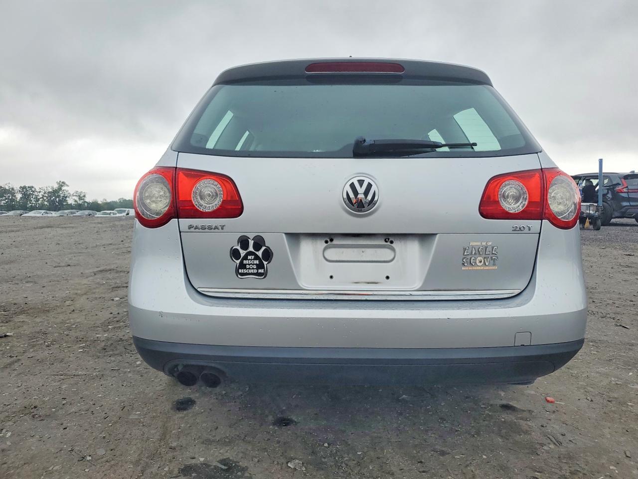 2010 Volkswagen Passat Komfort Silver vin: WVWXK7AN2AE148425