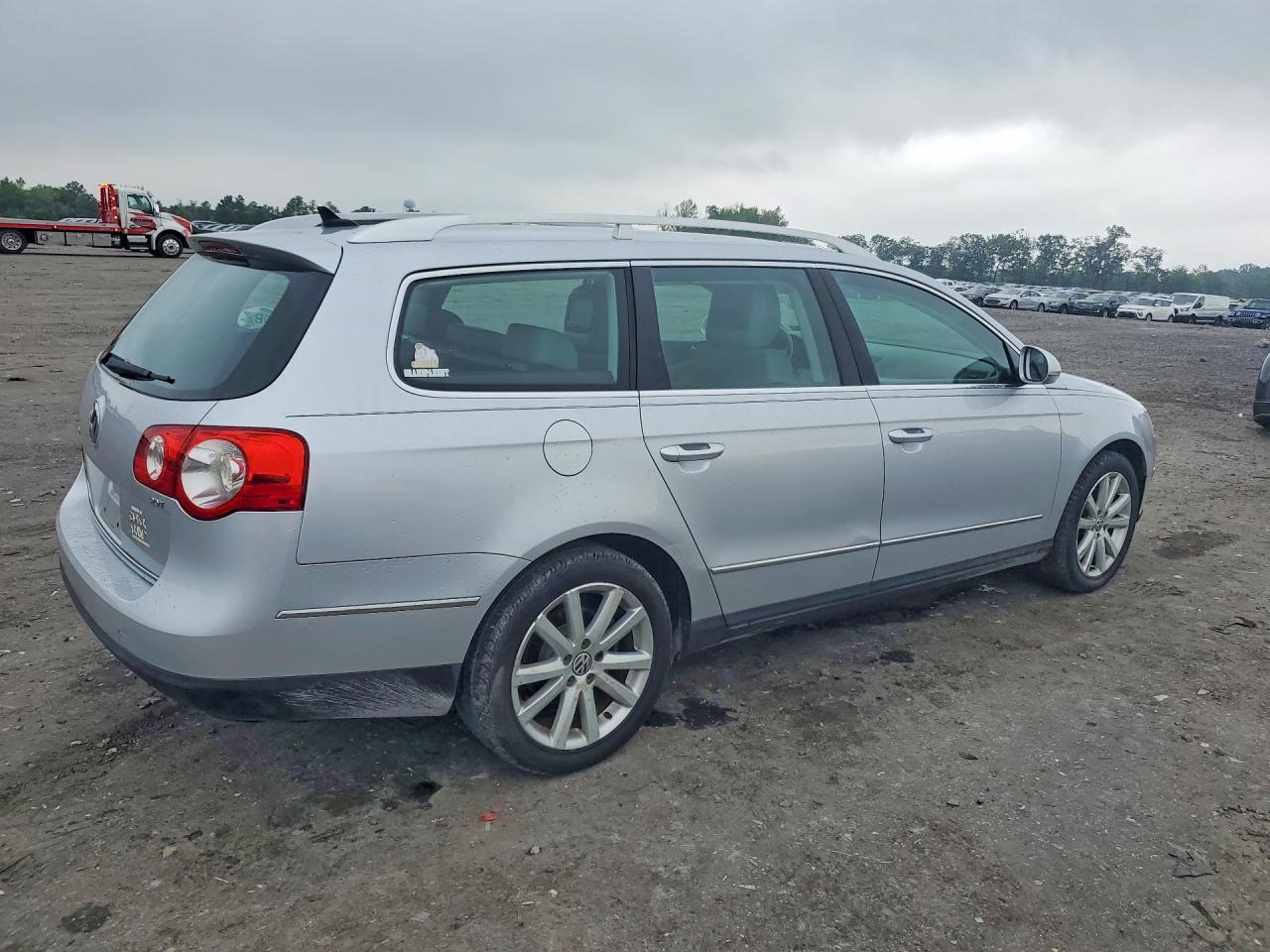 2010 Volkswagen Passat Komfort Silver vin: WVWXK7AN2AE148425