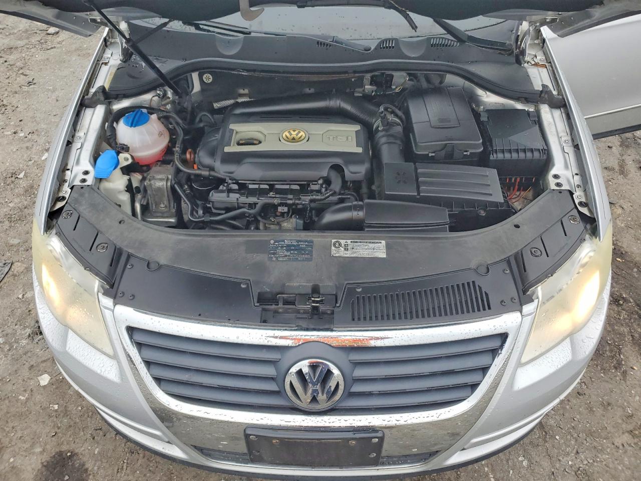2010 Volkswagen Passat Komfort Silver vin: WVWXK7AN2AE148425
