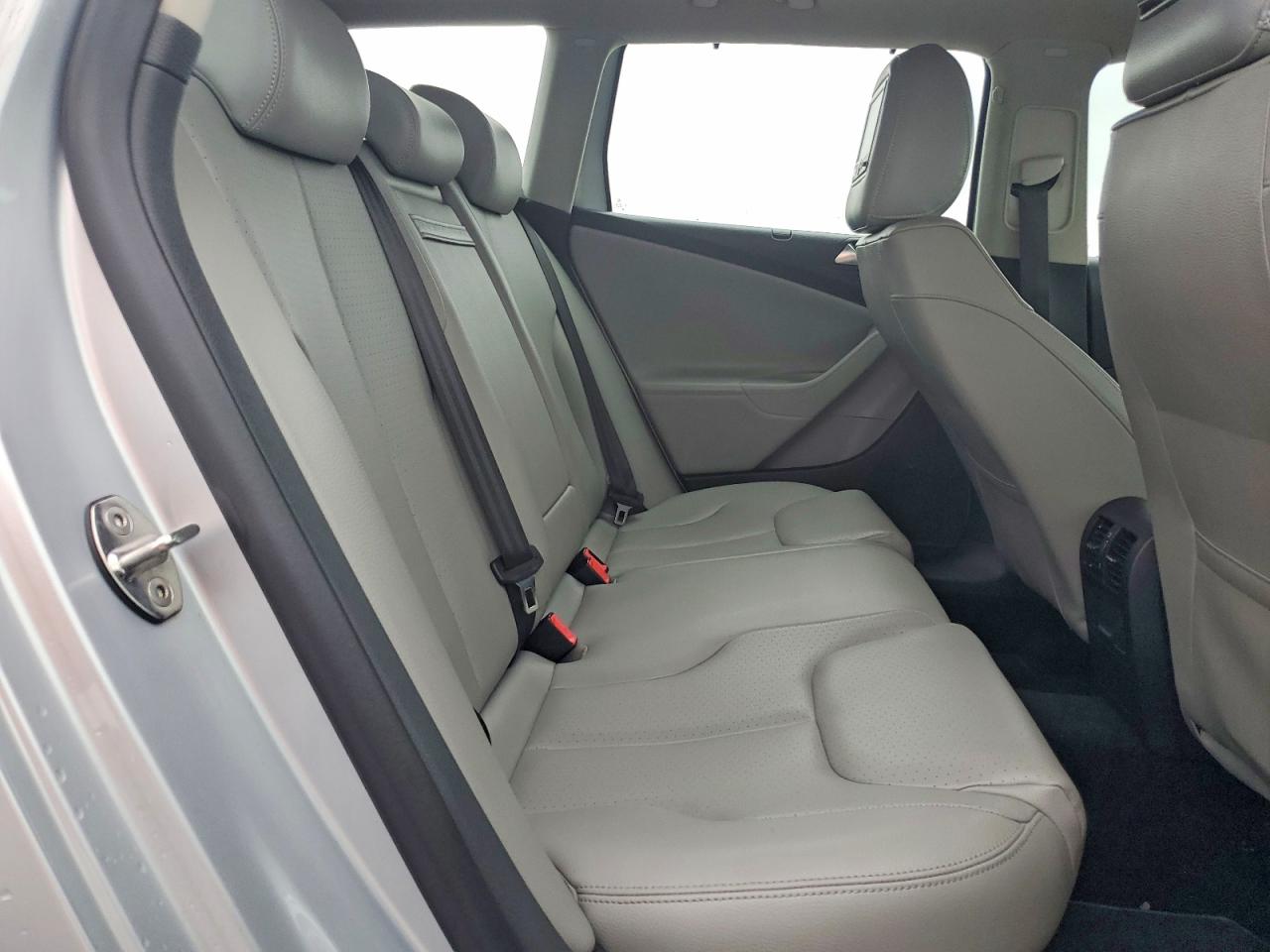 2010 Volkswagen Passat Komfort Silver vin: WVWXK7AN2AE148425