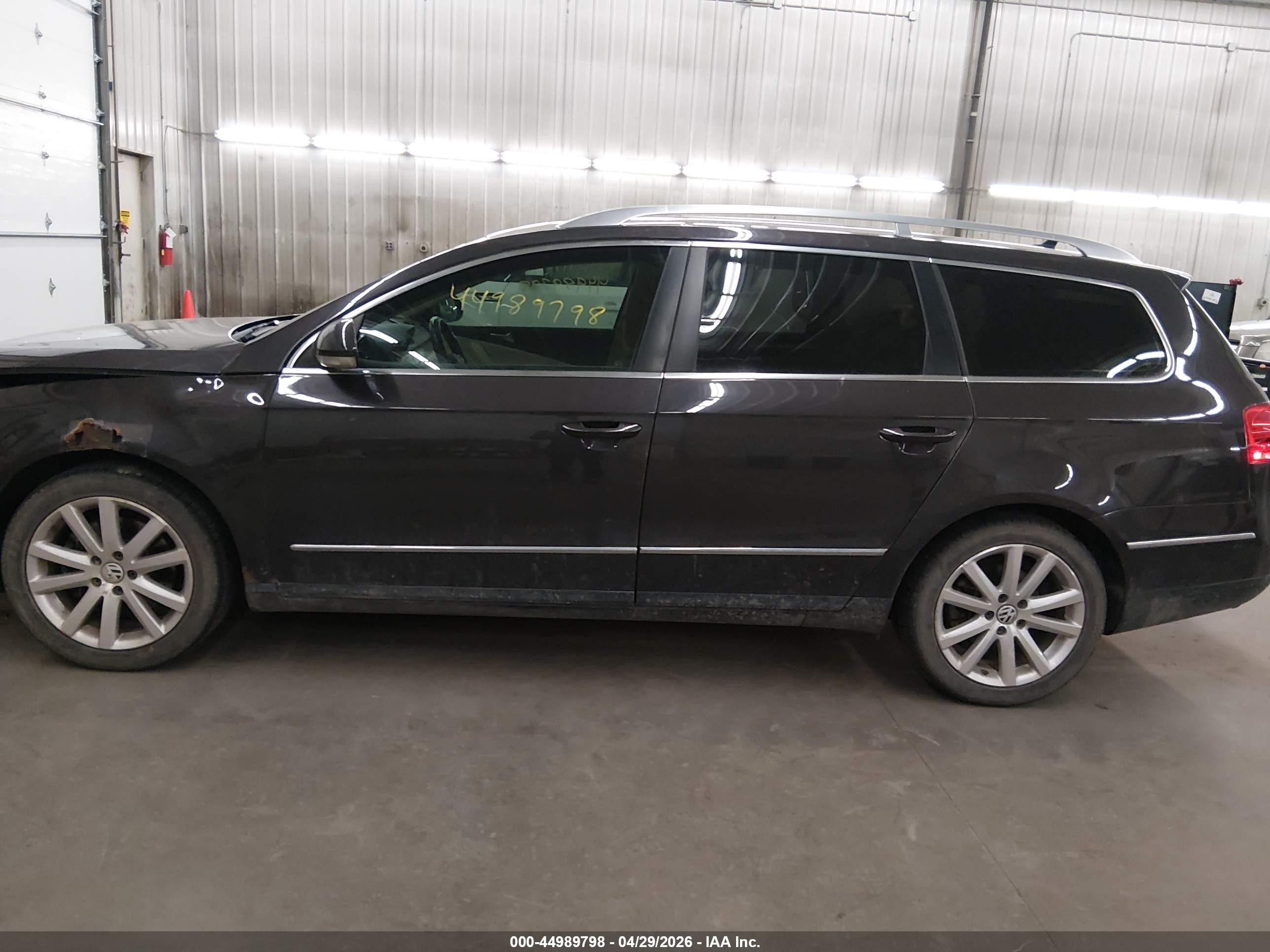 2010 Volkswagen Passat Komfort Серый vin: WVWXK7AN3AE155058