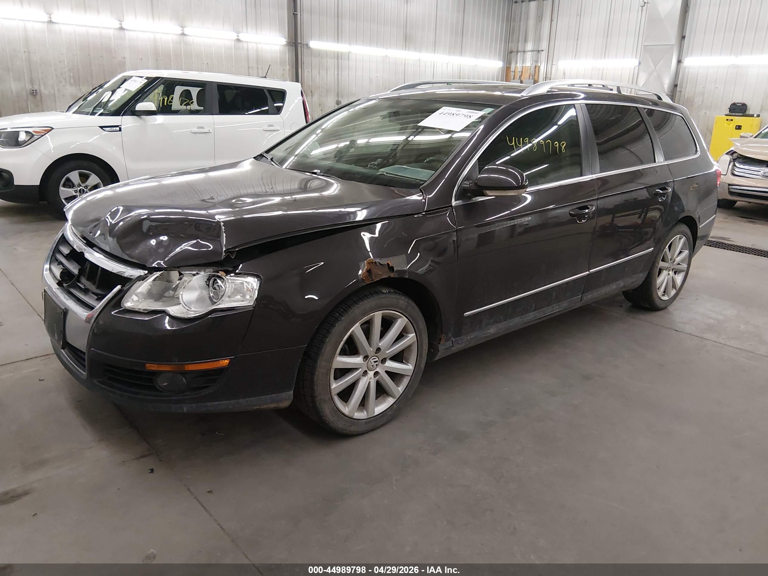 2010 Volkswagen Passat Komfort Серый vin: WVWXK7AN3AE155058