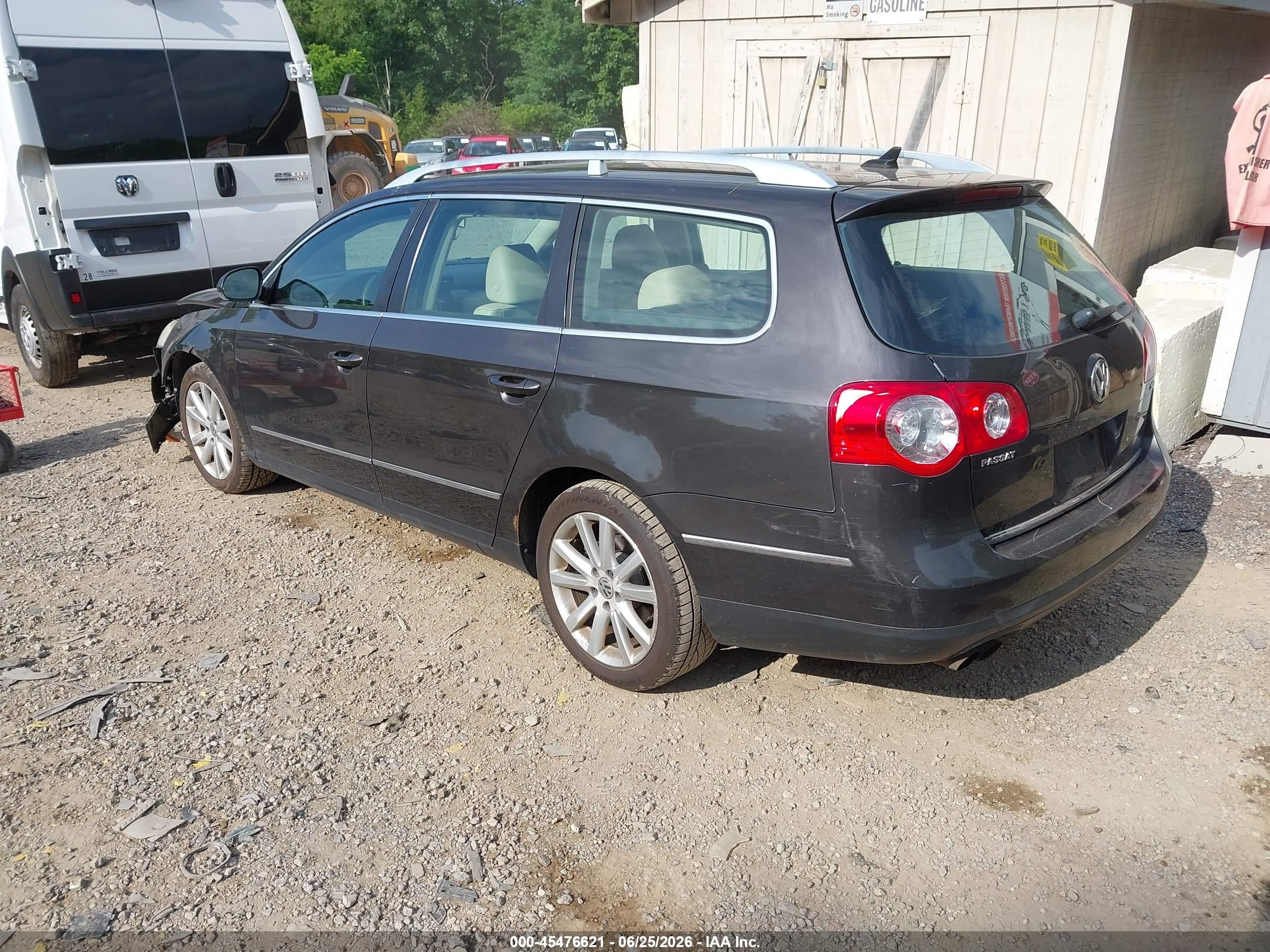 2010 Volkswagen Passat Komfort Gray vin: WVWXK7AN5AE092190