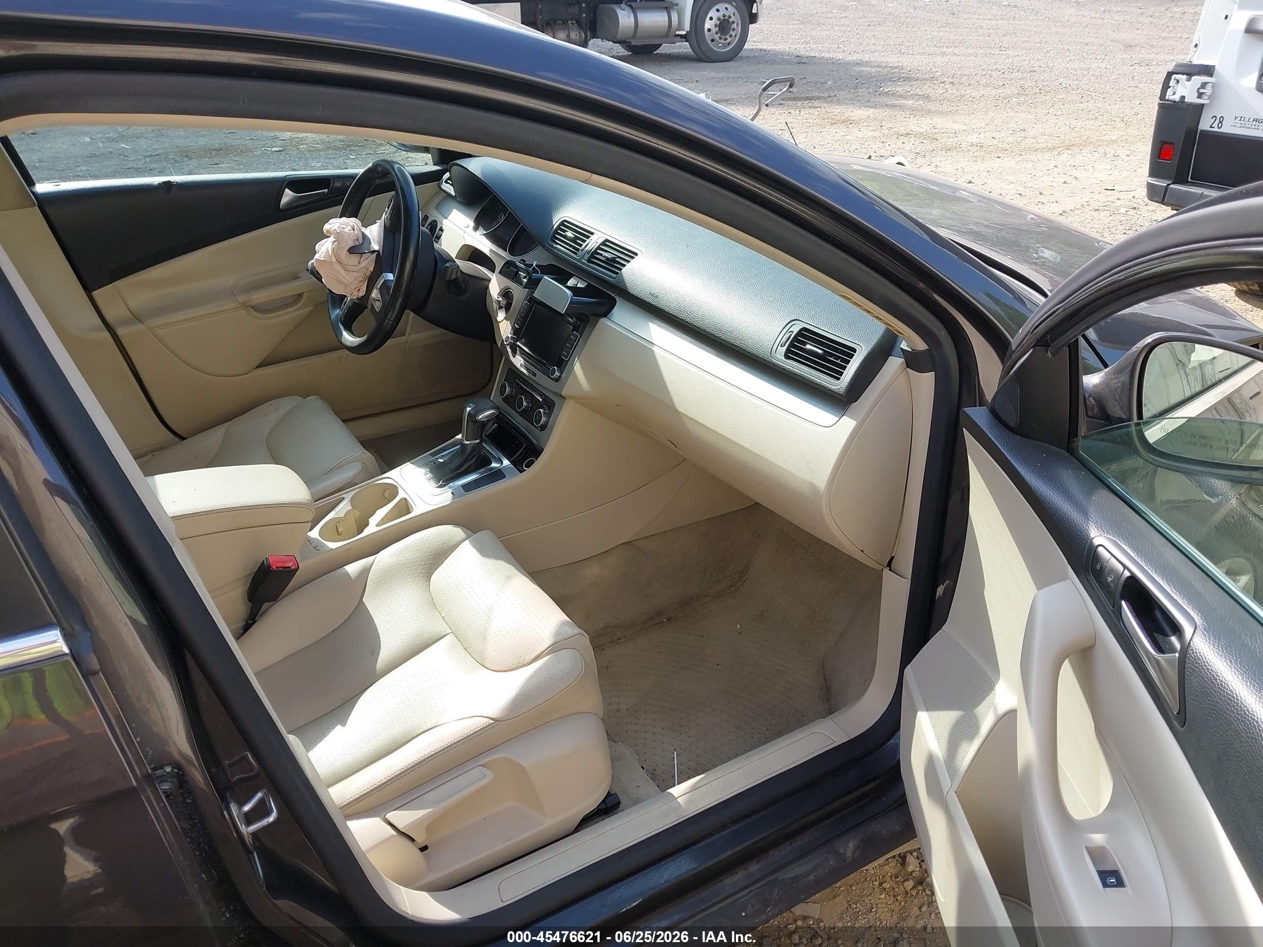 2010 Volkswagen Passat Komfort Gray vin: WVWXK7AN5AE092190