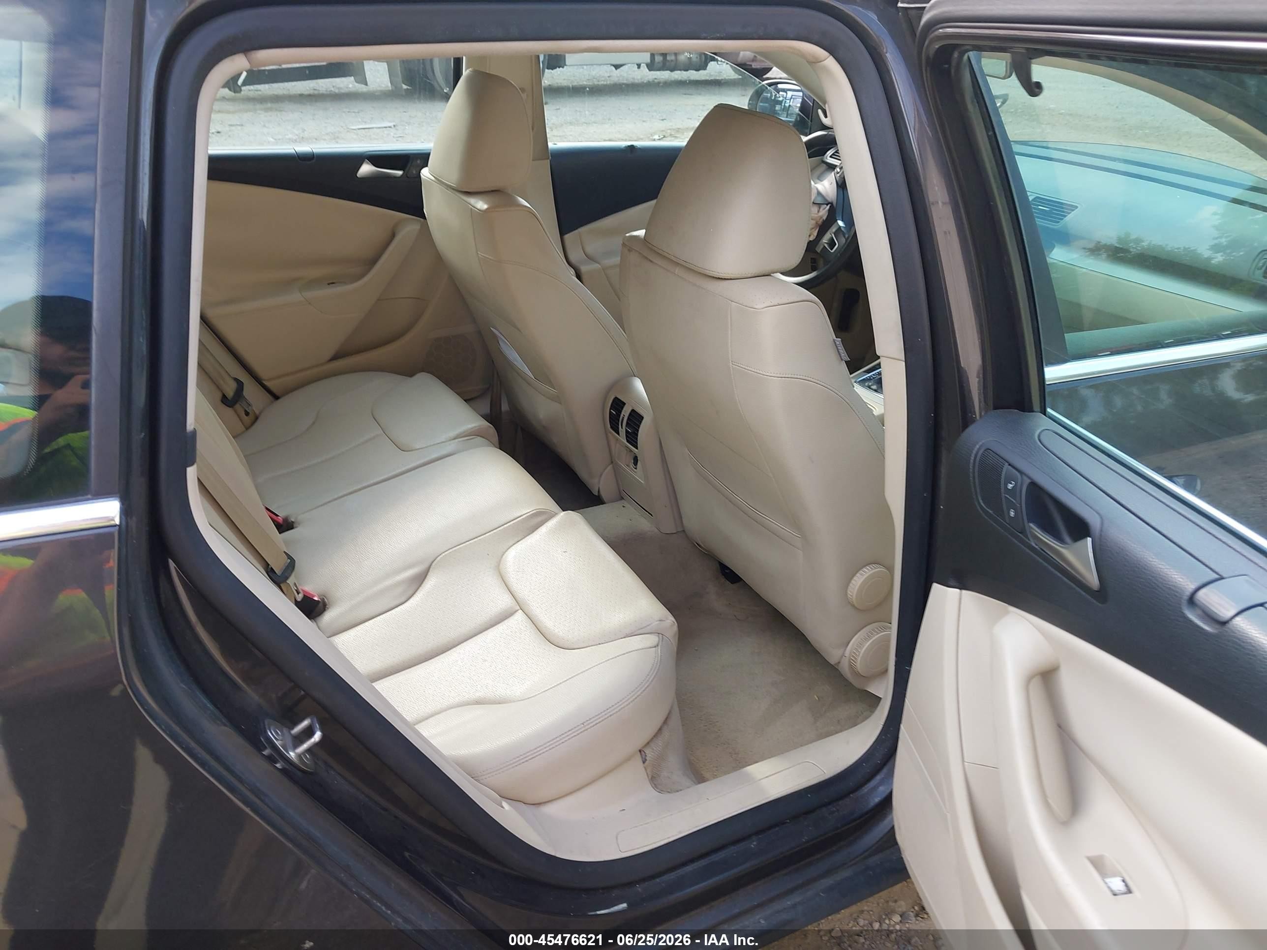 2010 Volkswagen Passat Komfort Gray vin: WVWXK7AN5AE092190