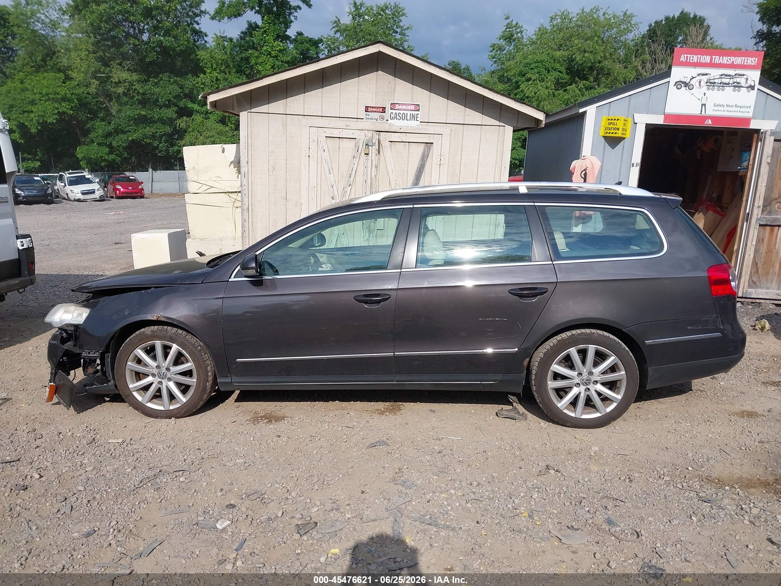 2010 Volkswagen Passat Komfort Gray vin: WVWXK7AN5AE092190