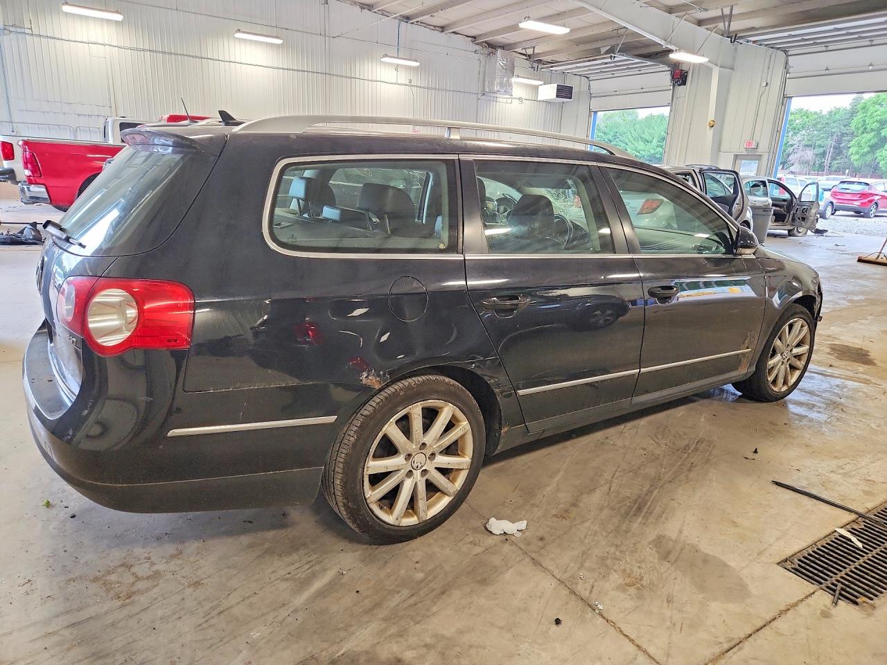 2010 Volkswagen Passat Komfort Black vin: WVWXK7AN8AE167643