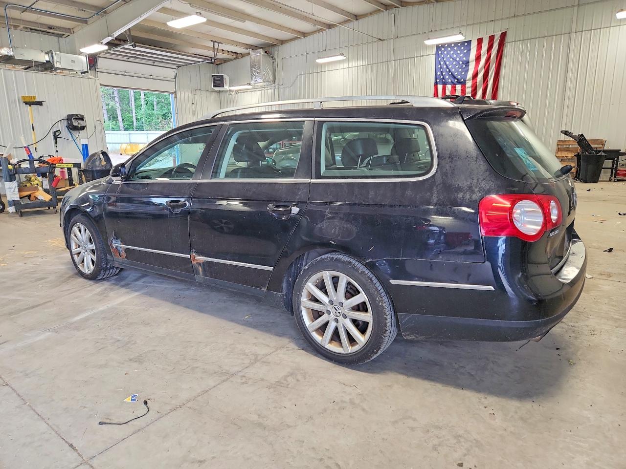 2010 Volkswagen Passat Komfort Black vin: WVWXK7AN8AE167643
