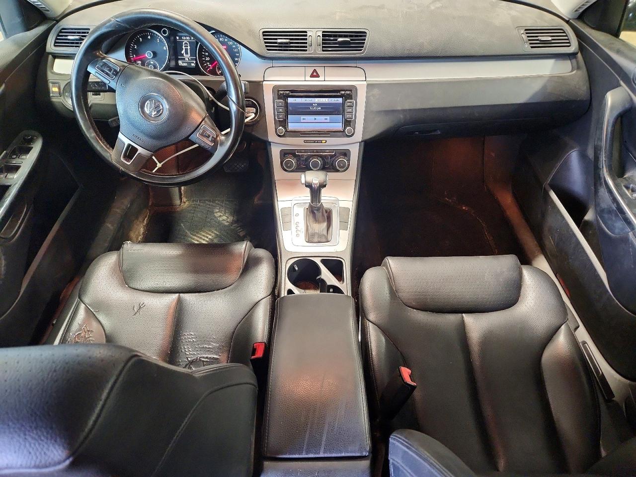 2010 Volkswagen Passat Komfort Black vin: WVWXK7AN8AE167643