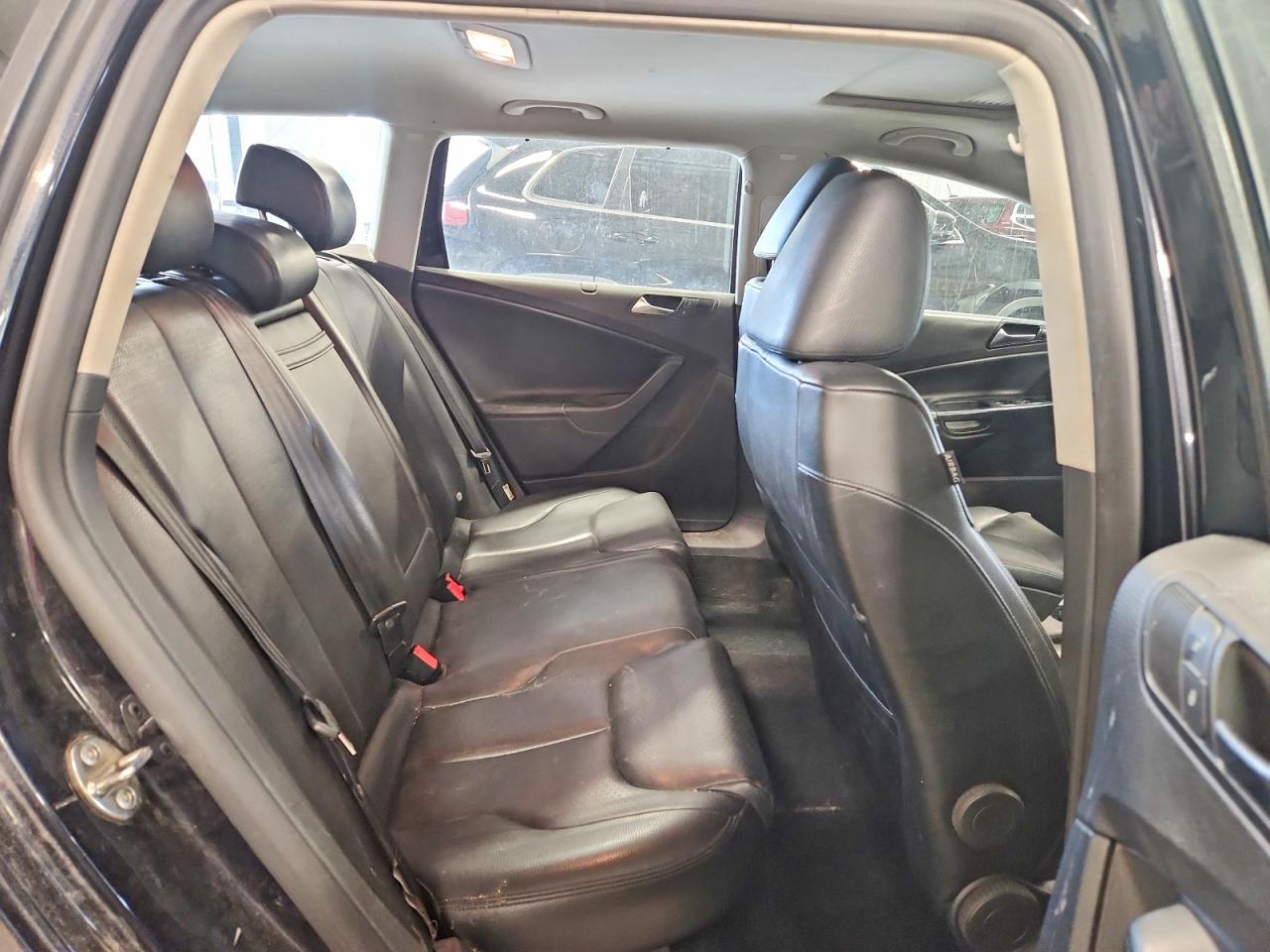 2010 Volkswagen Passat Komfort Black vin: WVWXK7AN8AE167643