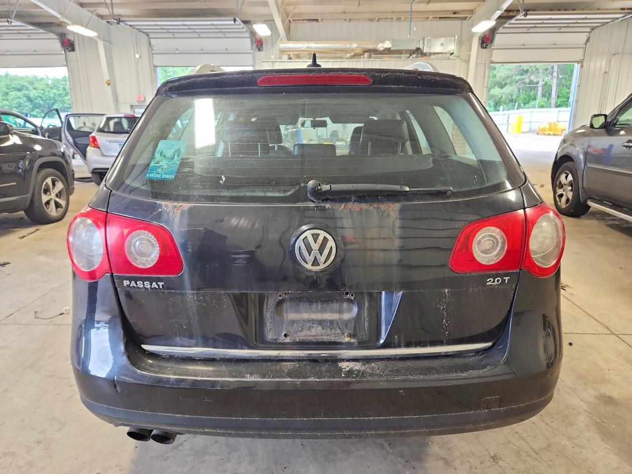 2010 Volkswagen Passat Komfort Black vin: WVWXK7AN8AE167643