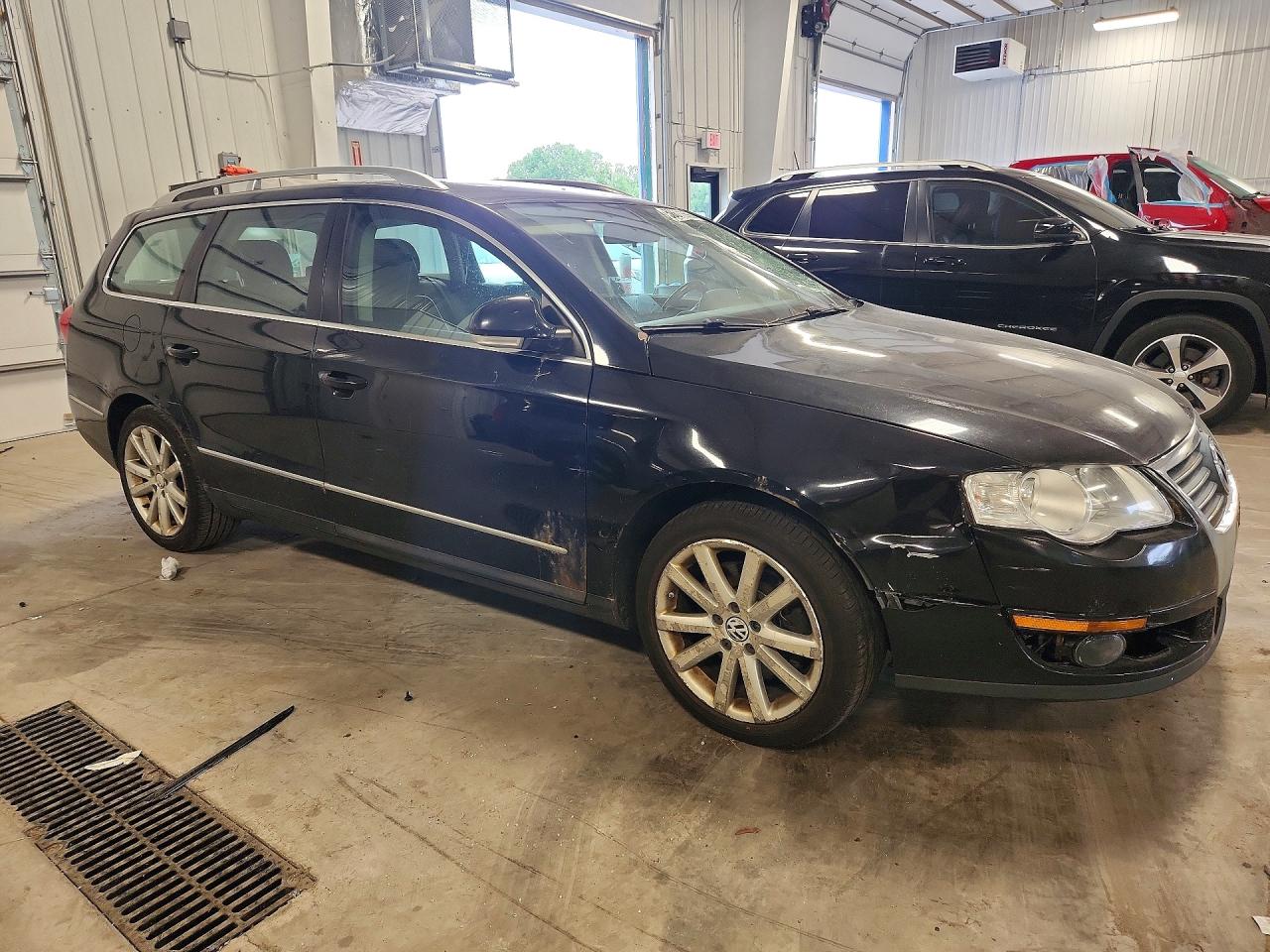 2010 Volkswagen Passat Komfort Black vin: WVWXK7AN8AE167643
