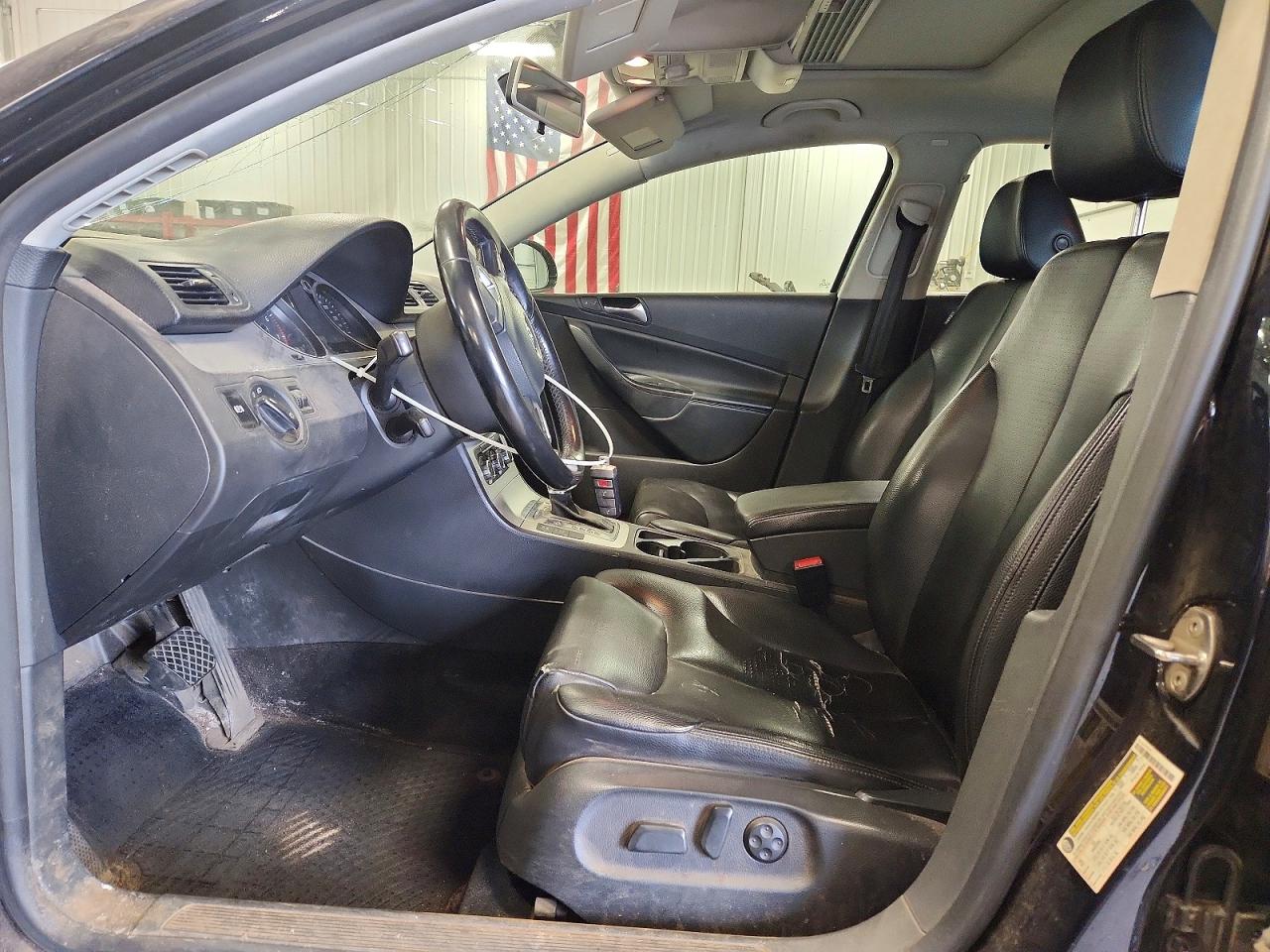 2010 Volkswagen Passat Komfort Black vin: WVWXK7AN8AE167643