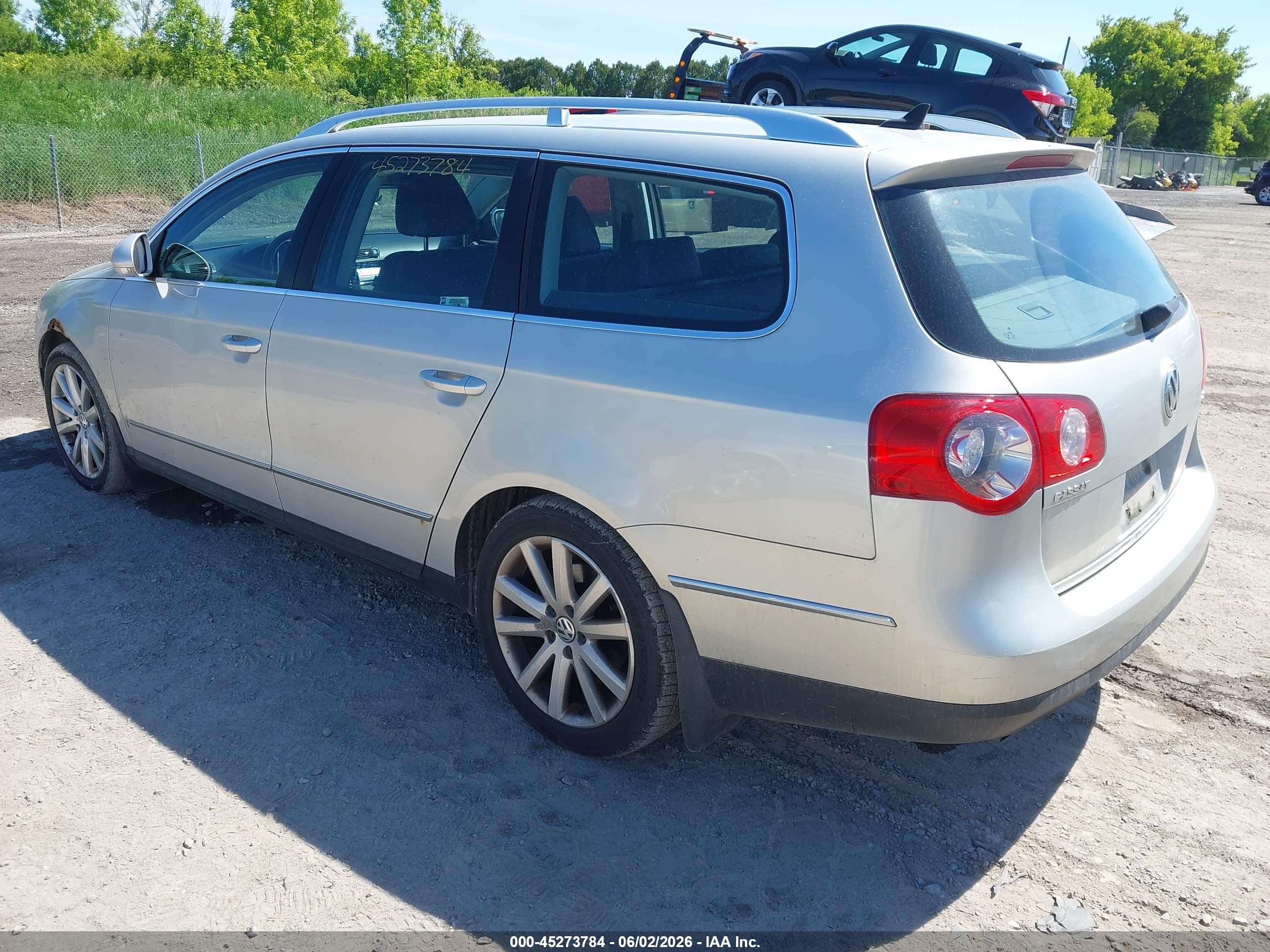 2010 Volkswagen Passat Komfort Silver vin: WVWXM7AN0AE077476