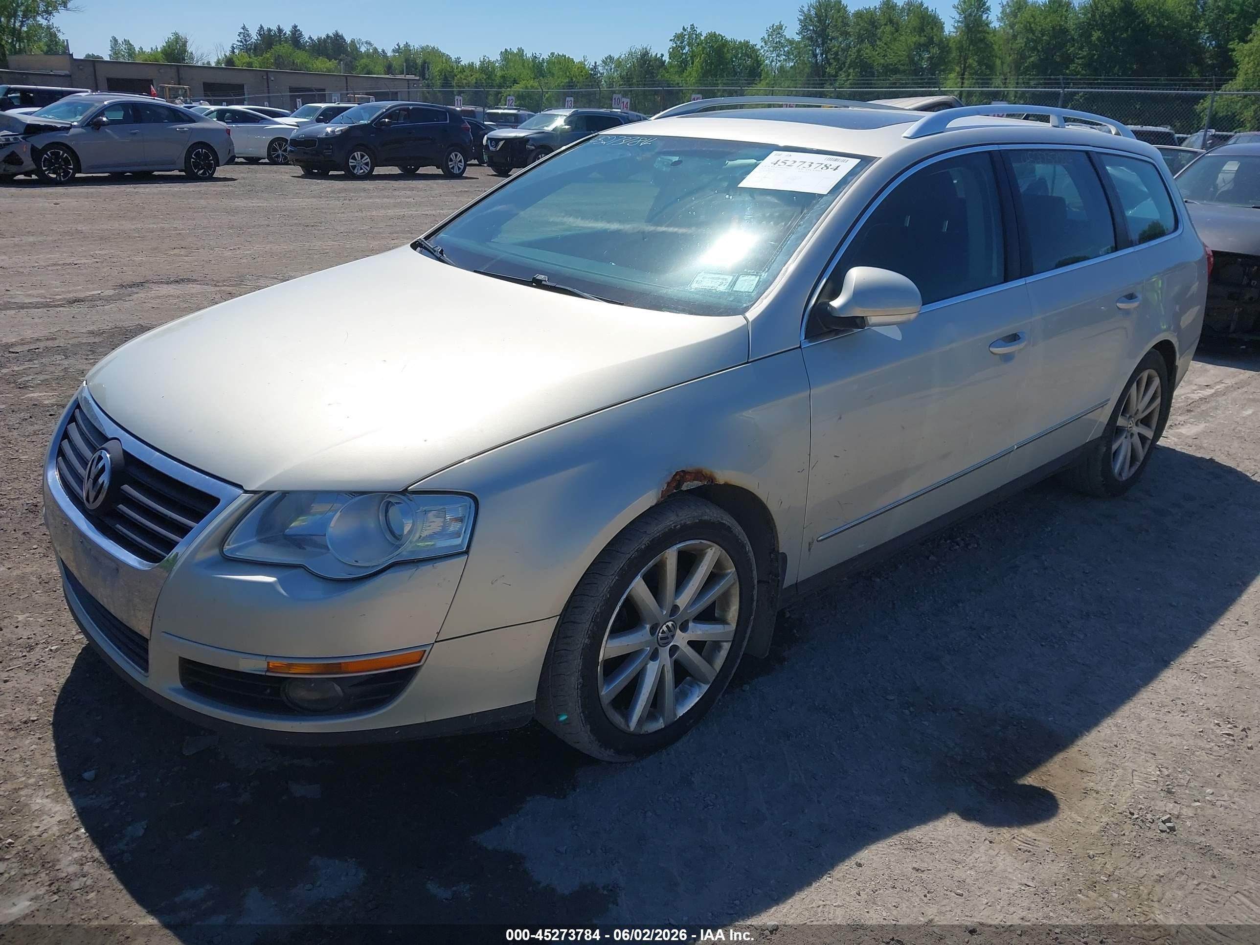 2010 Volkswagen Passat Komfort Silver vin: WVWXM7AN0AE077476