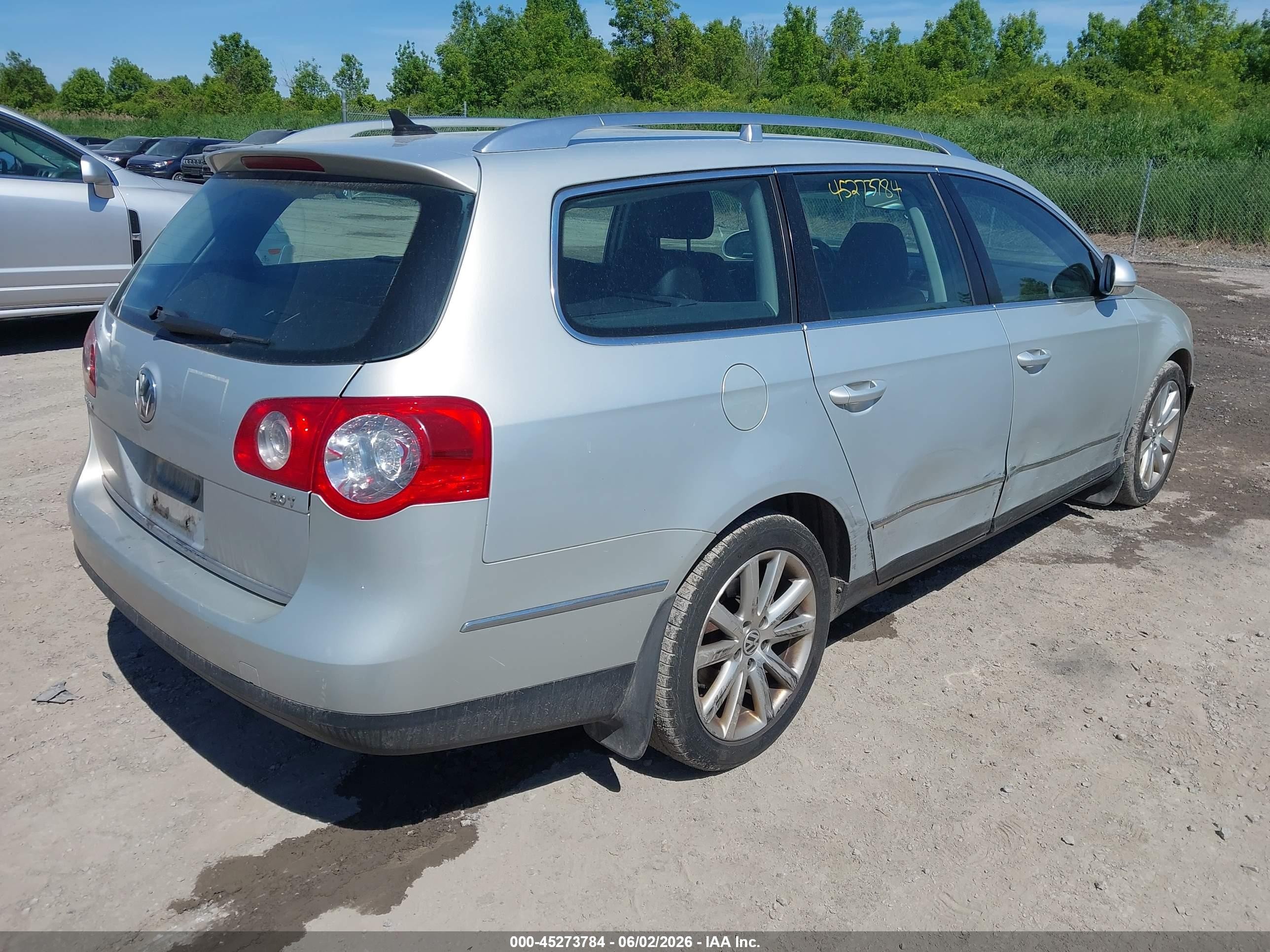 2010 Volkswagen Passat Komfort Silver vin: WVWXM7AN0AE077476