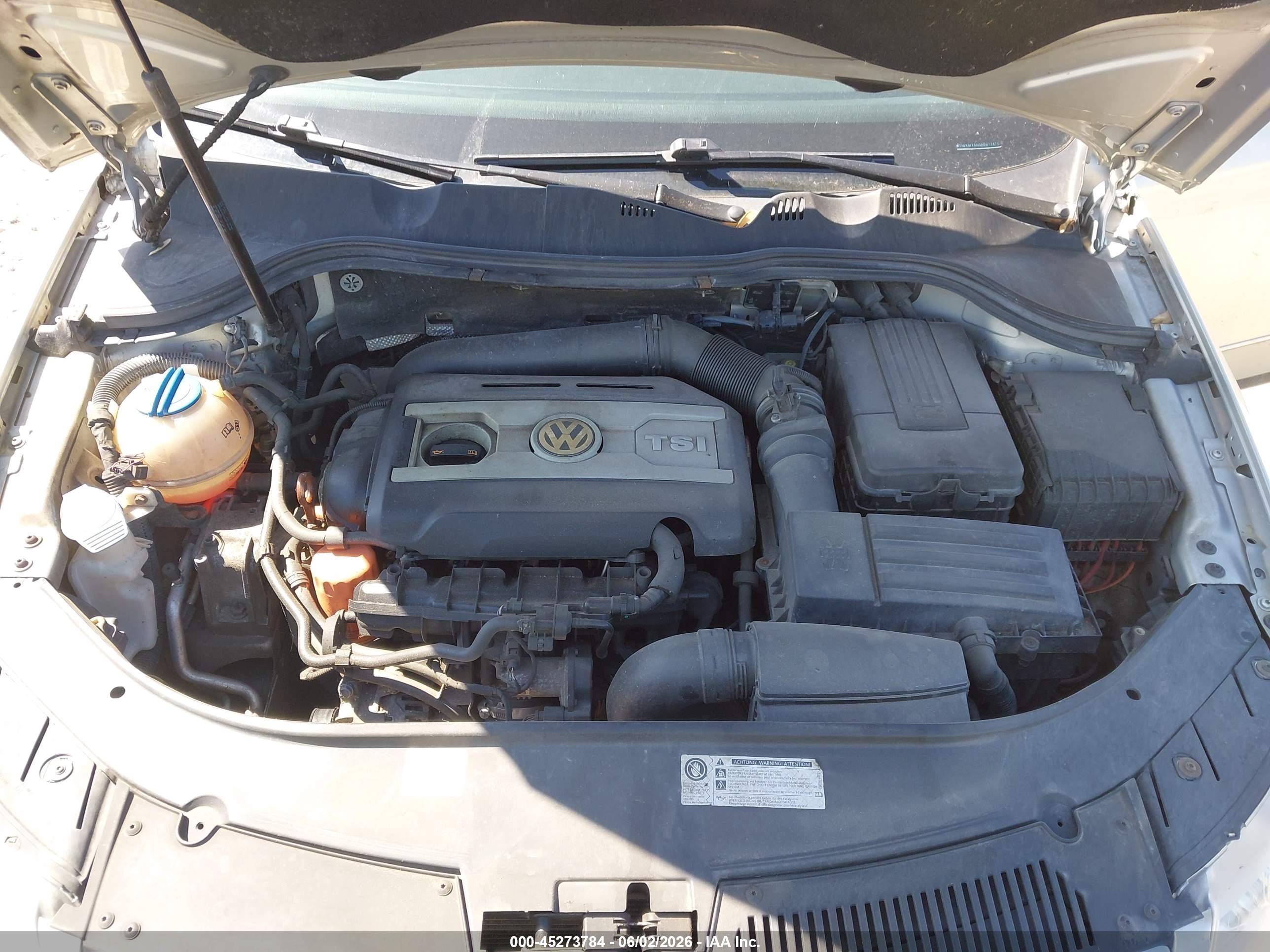 2010 Volkswagen Passat Komfort Silver vin: WVWXM7AN0AE077476
